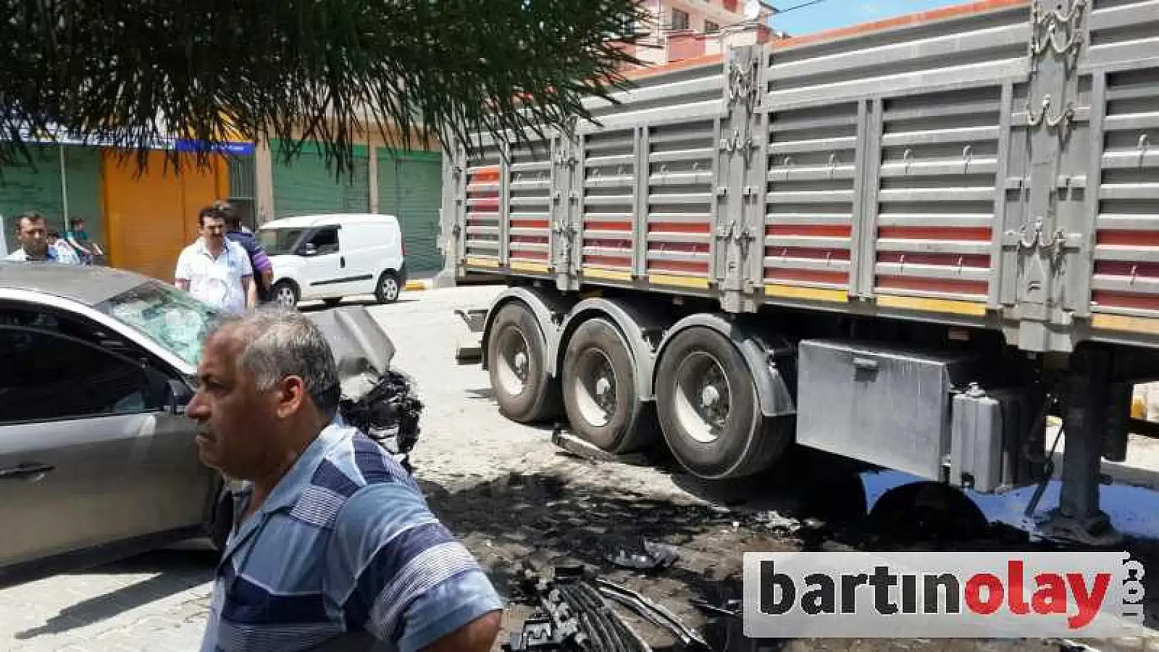 OTOMOBİL İLE TIR ÇARPIŞTI:1 YARALI