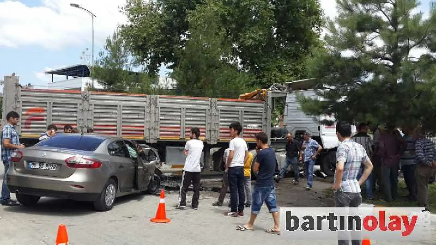 OTOMOBİL İLE TIR ÇARPIŞTI:1 YARALI