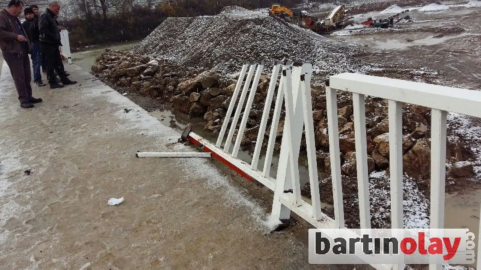 Kontrolden çıkan cip köprüden uçtu