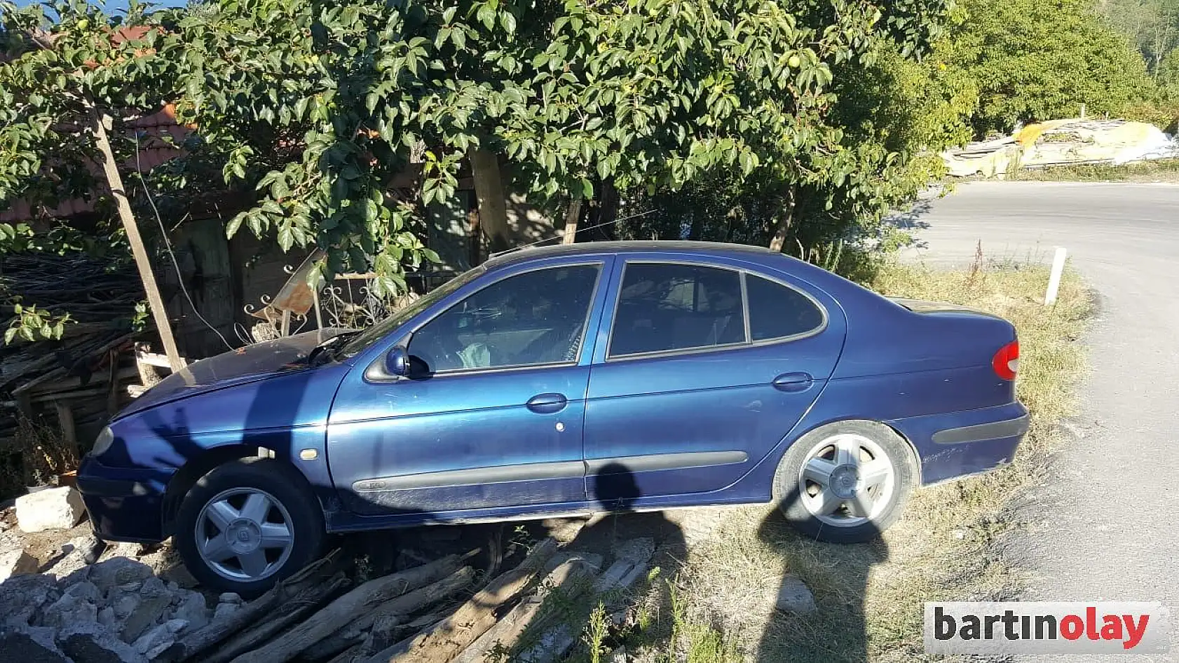 Bahçe duvarına çarptı