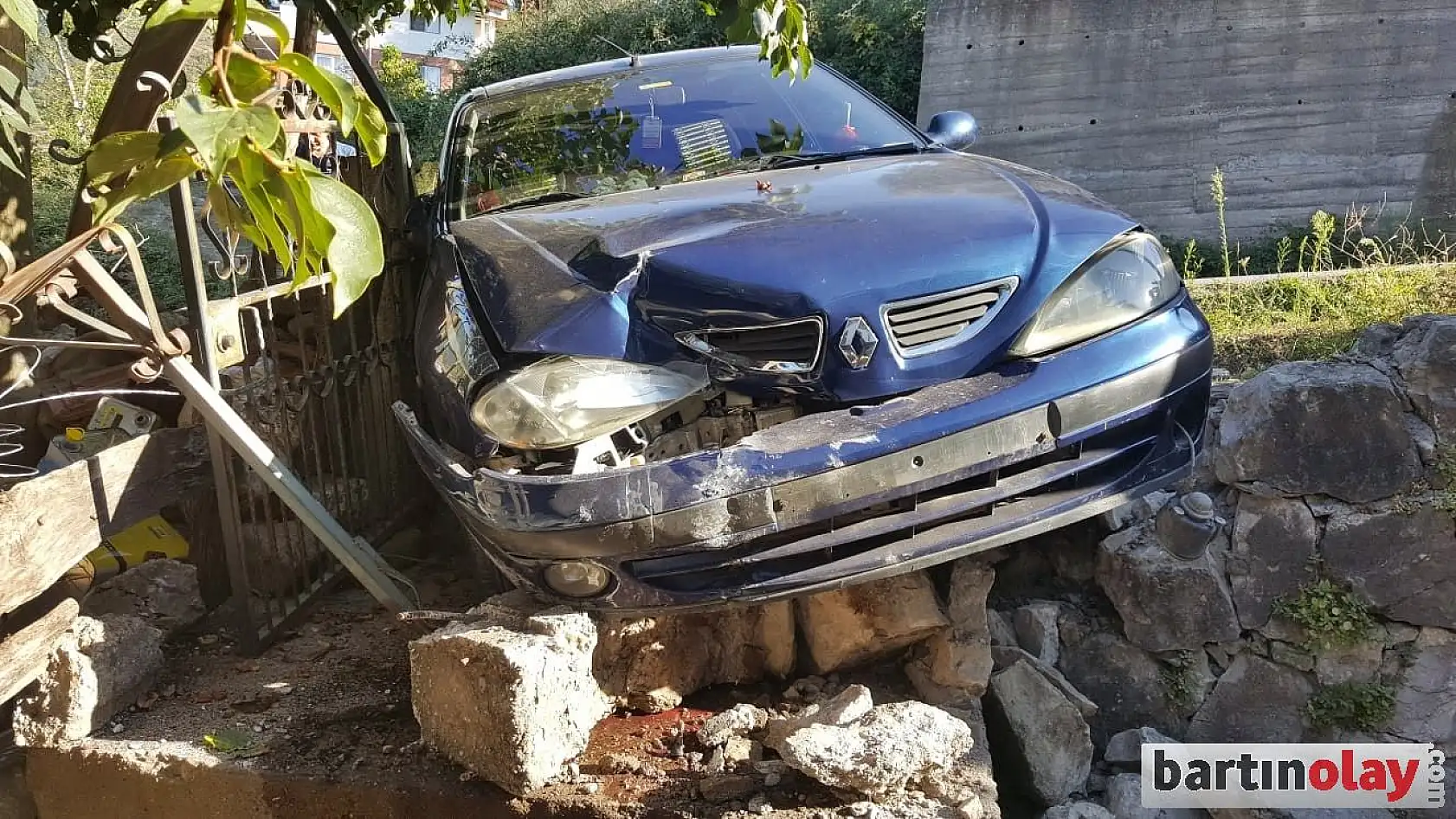 Bahçe duvarına çarptı