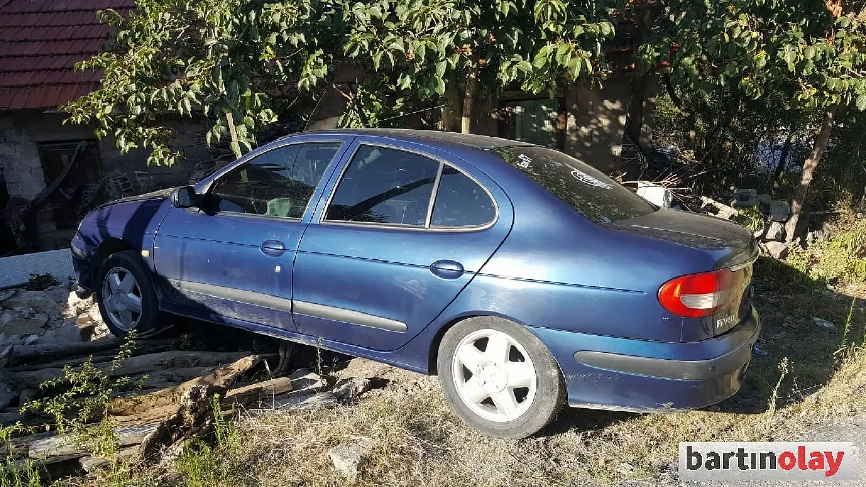 Bahçe duvarına çarptı