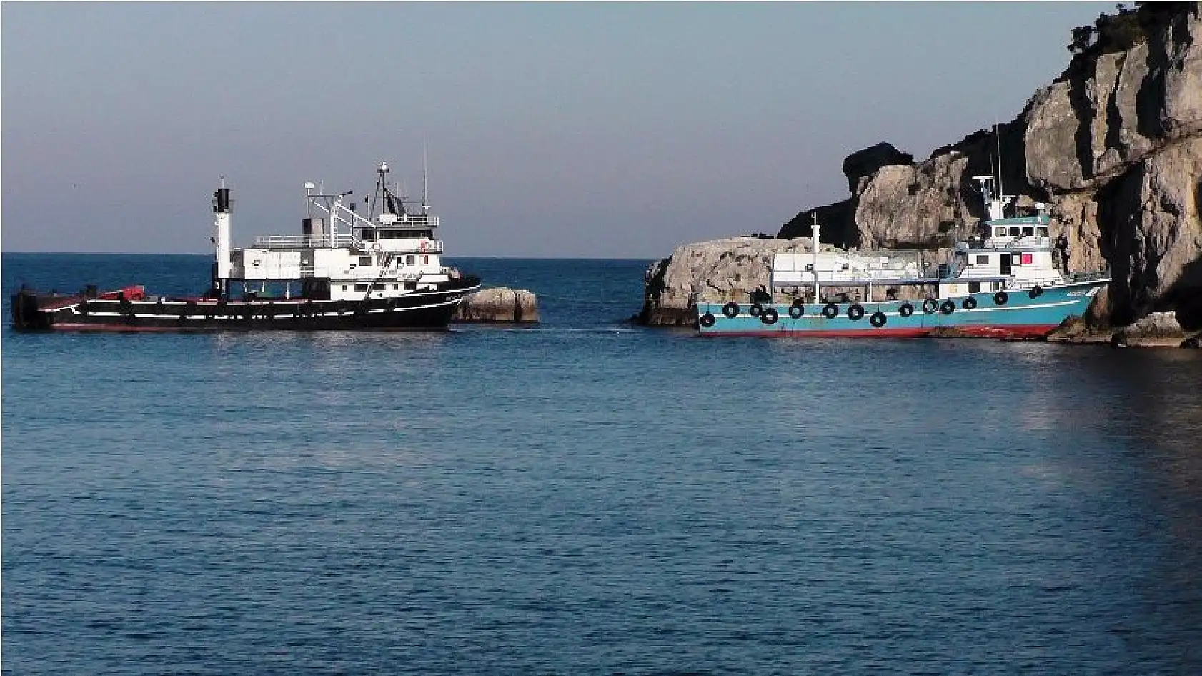 Balıkçı teknesi kayalıklara oturdu