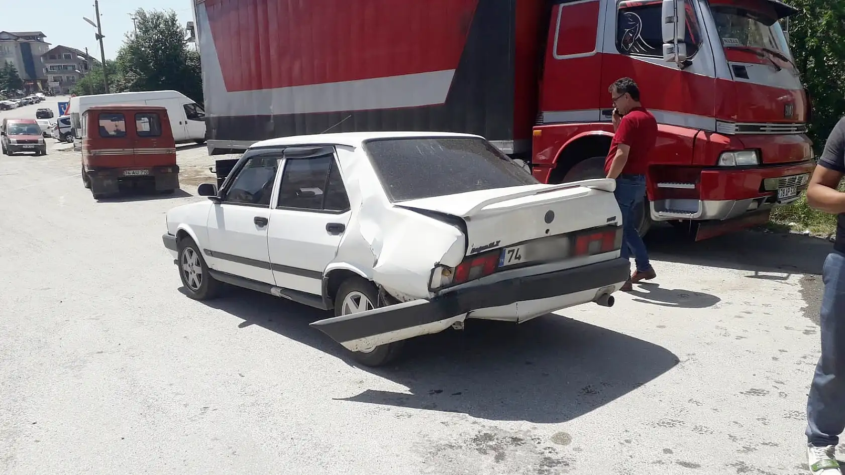 Bartın'da kaza, önündeki otomobile çarptı