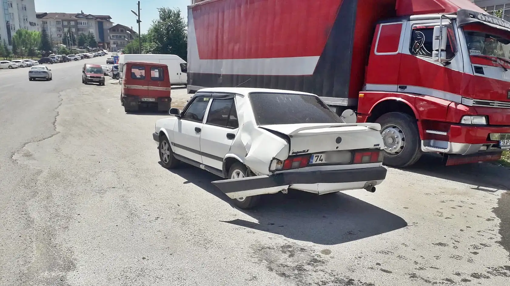 Bartın'da kaza, önündeki otomobile çarptı