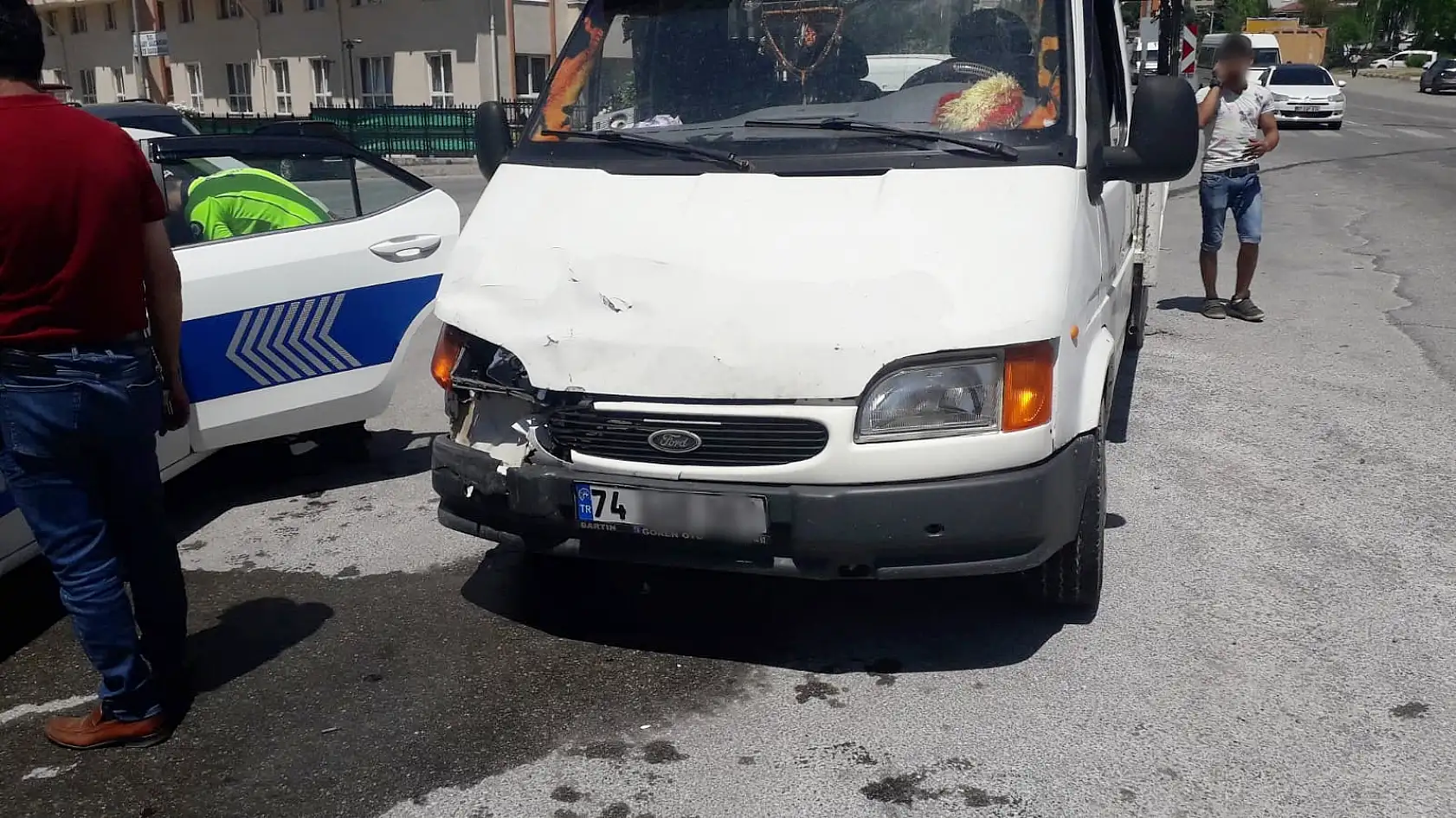 Bartın'da kaza, önündeki otomobile çarptı