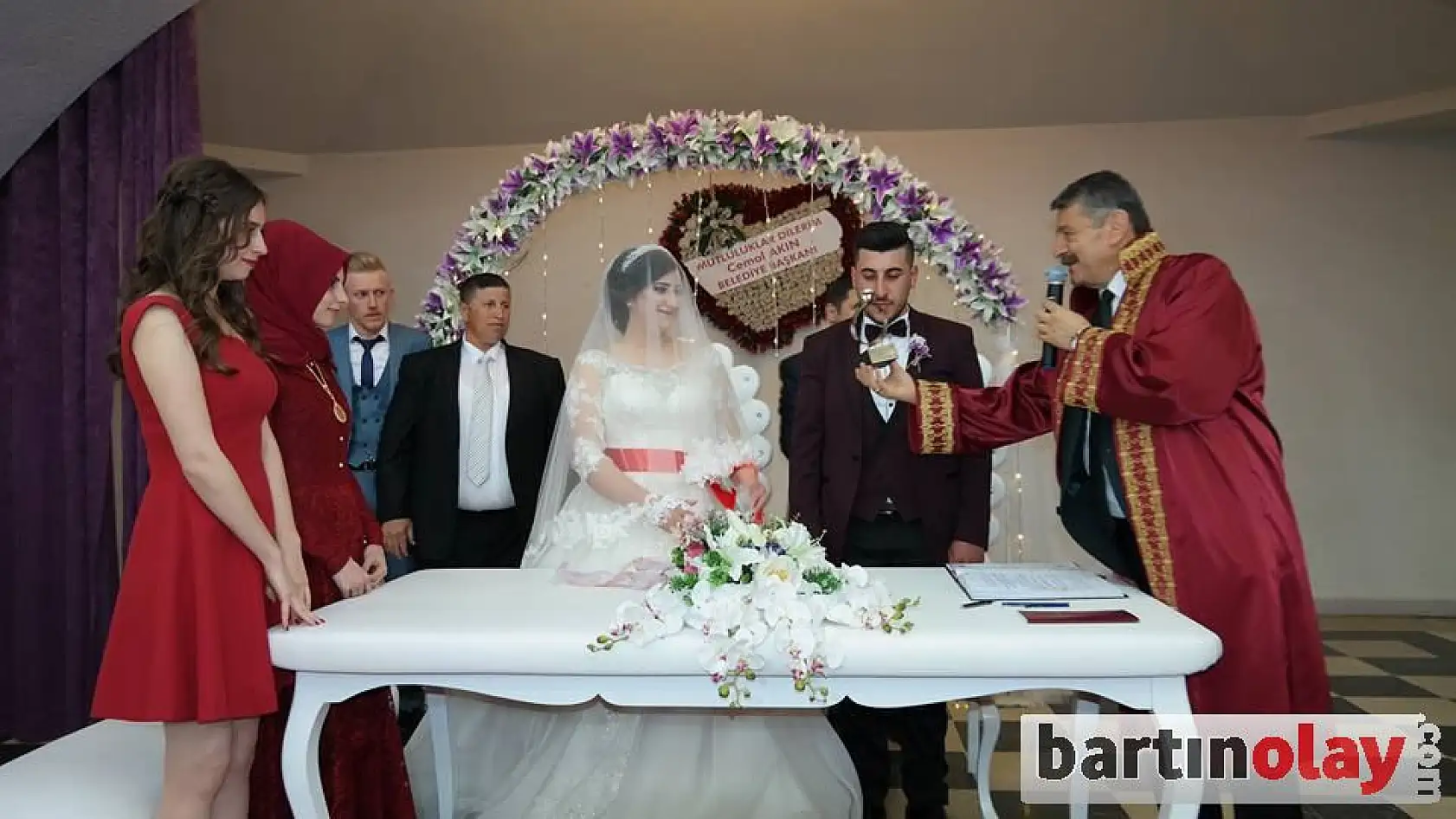 Başkan çiftlere mutluluklar diledi