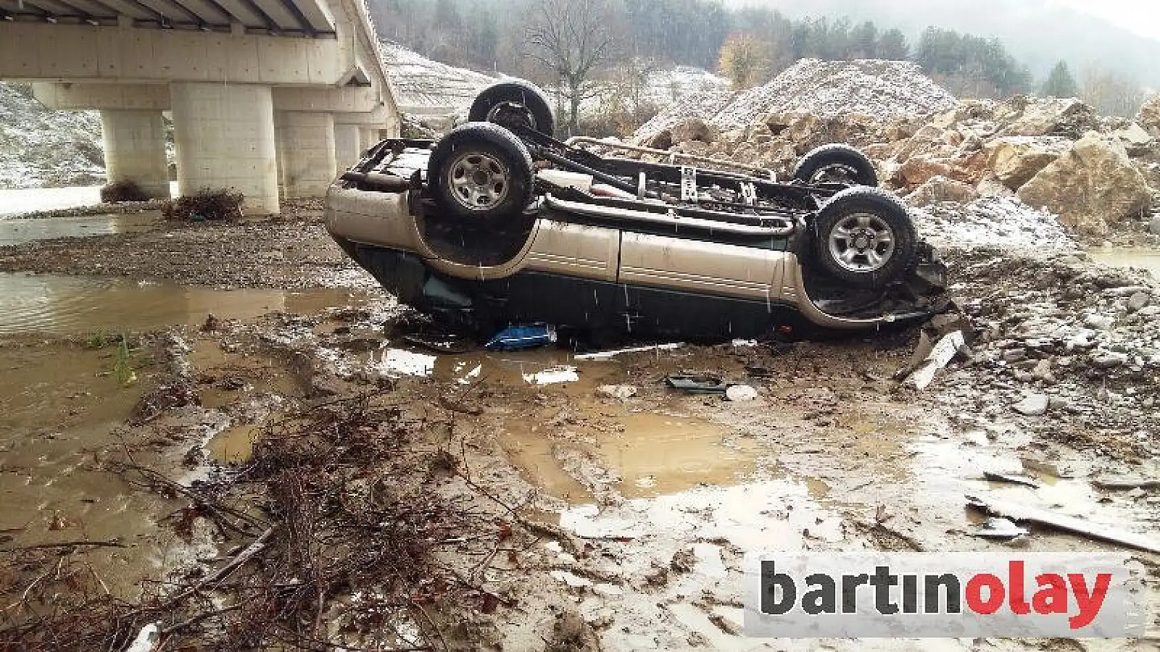 Kontrolden çıkan cip köprüden uçtu