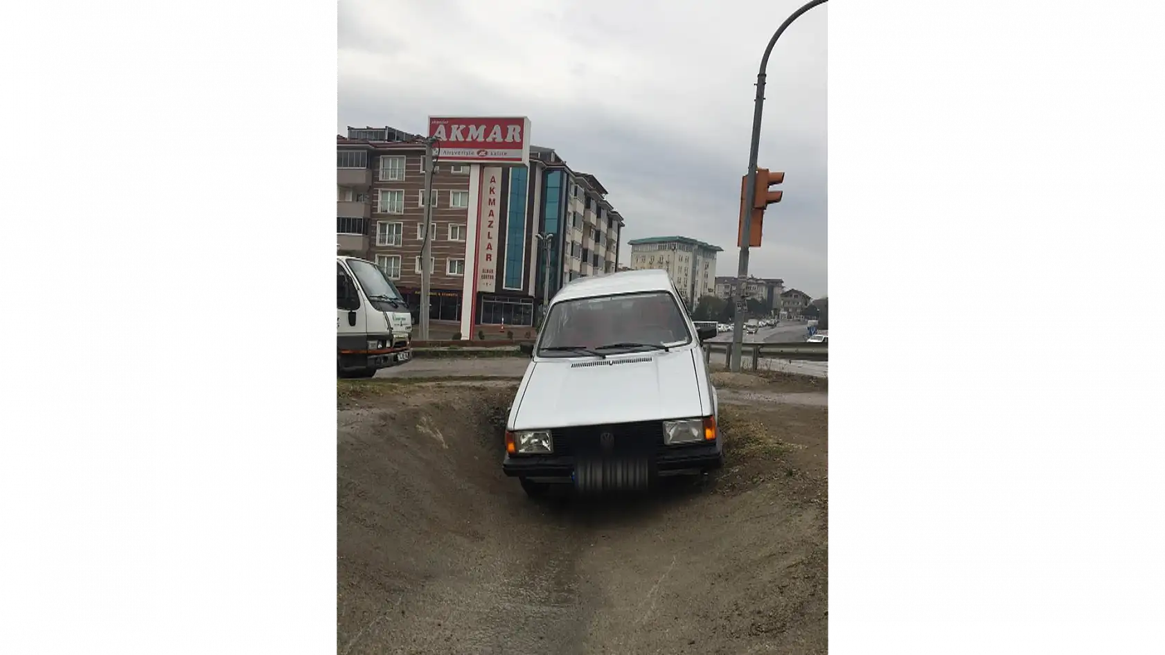 Bir anda kanala düştü