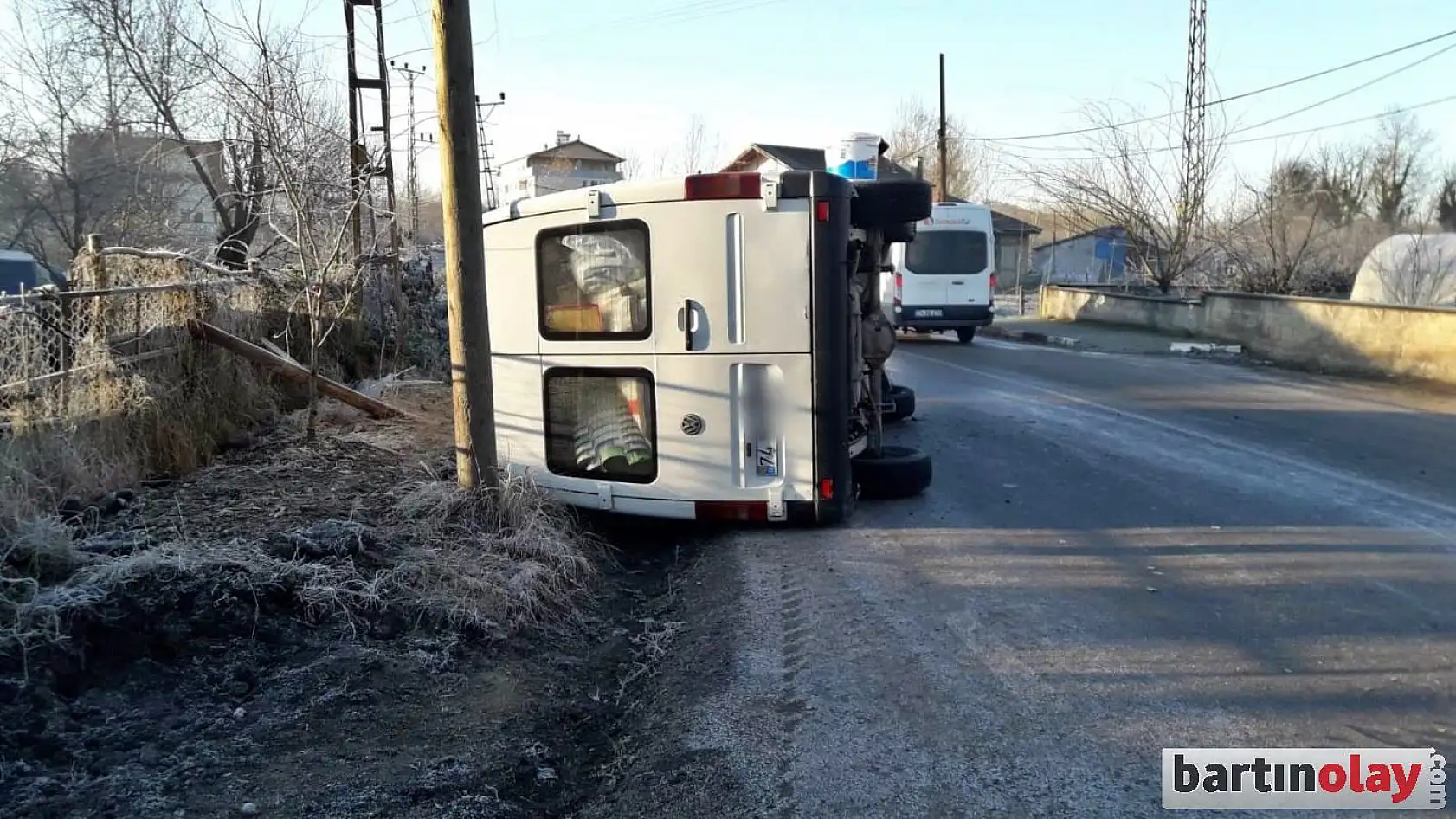 Buzlu yolda kayan minibüs devrildi