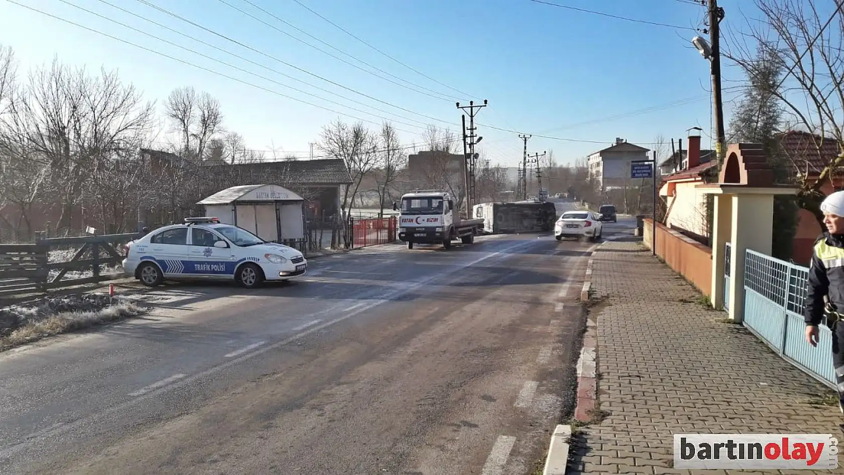 Buzlu yolda kayan minibüs devrildi