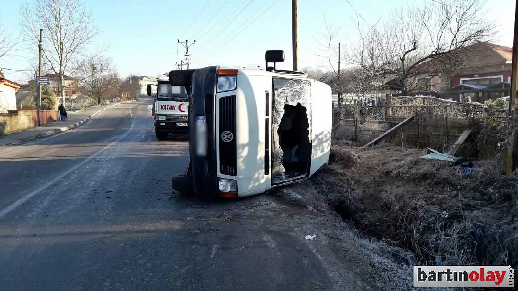 Buzlu yolda kayan minibüs devrildi