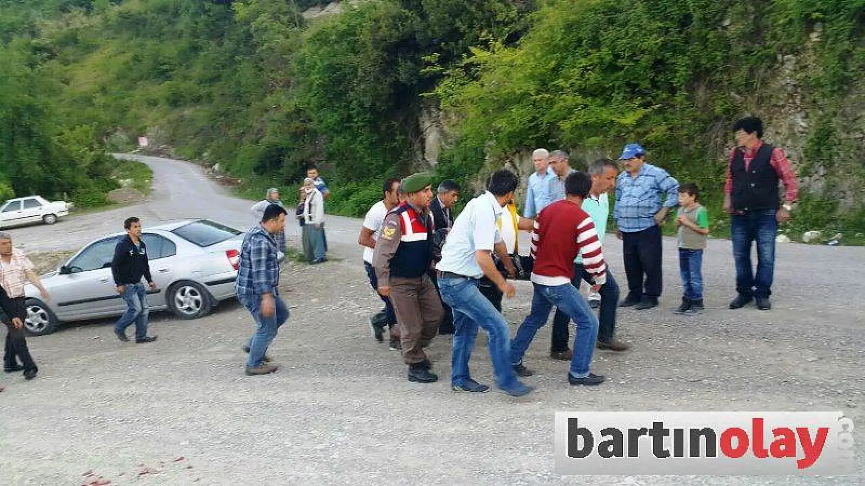 Otomobil ırmağa uçtu: 1 yaralı