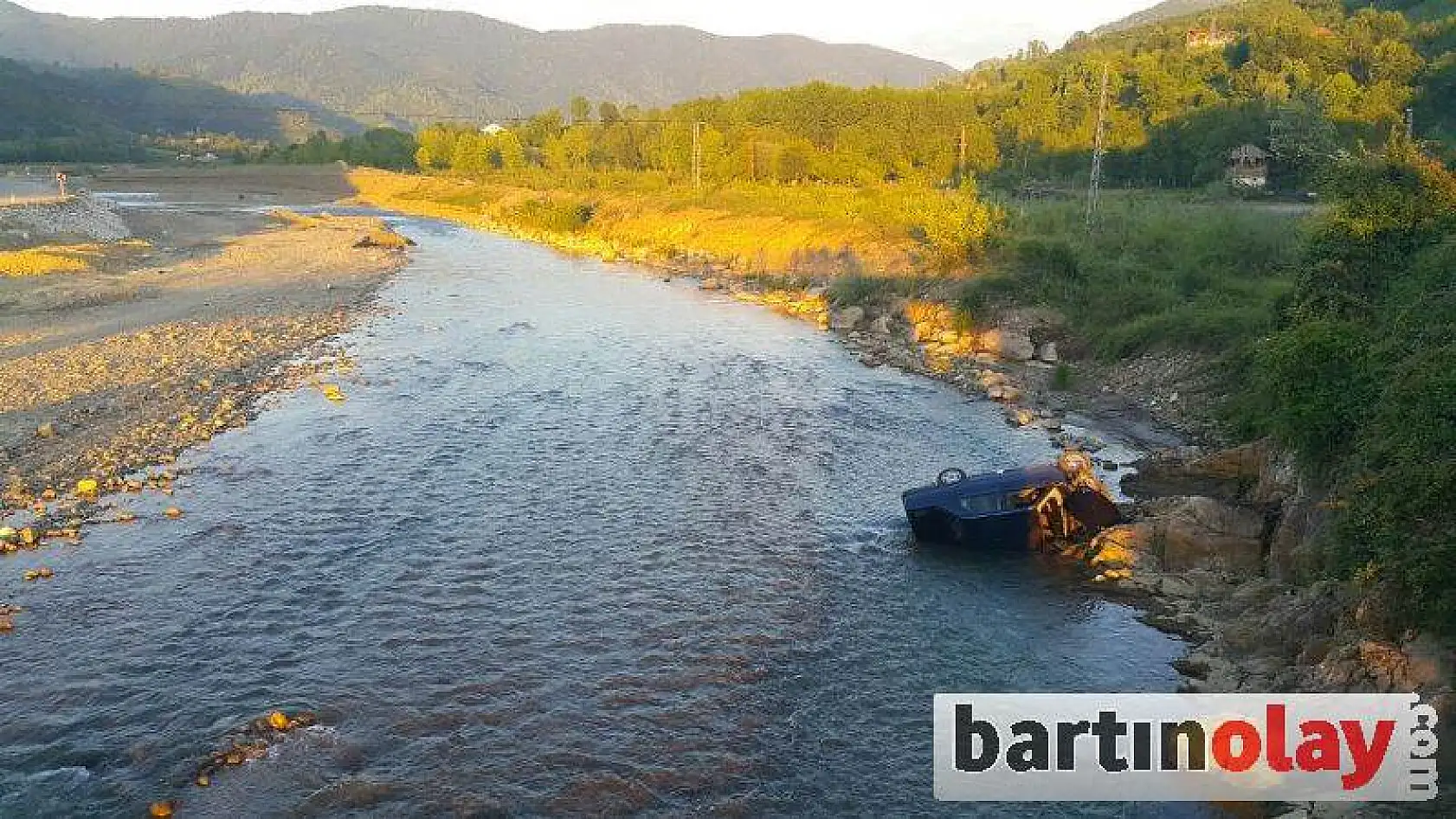 Otomobil ırmağa uçtu: 1 yaralı