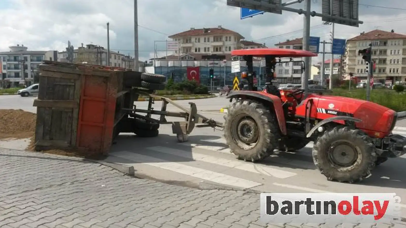Çatmaca Kavşağında Römork Devrildi