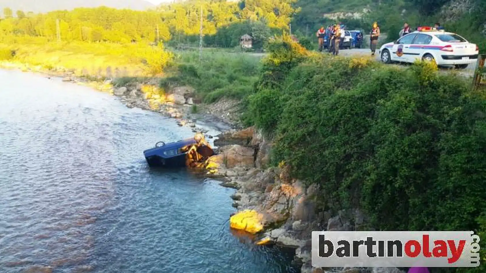 Otomobil ırmağa uçtu: 1 yaralı