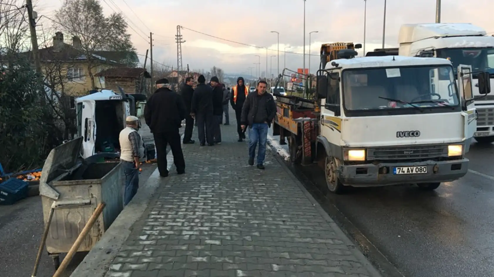 Cipin çarptığı minibüs böyle devrildi, 2 yaralı