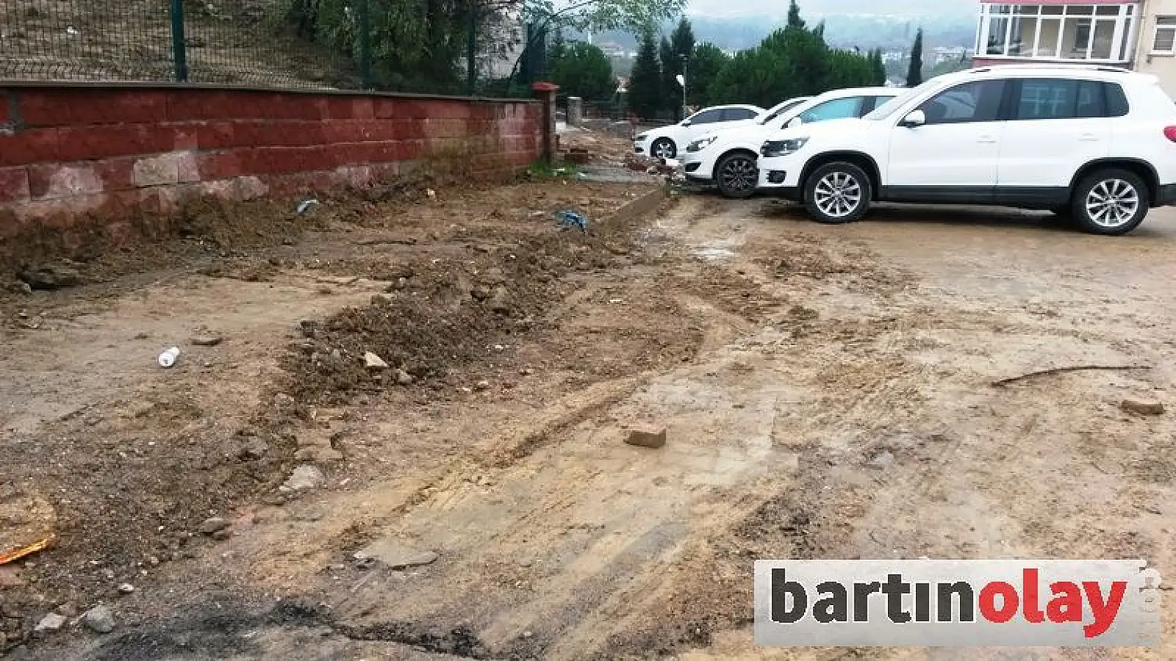 Okul yolu çamur içinde