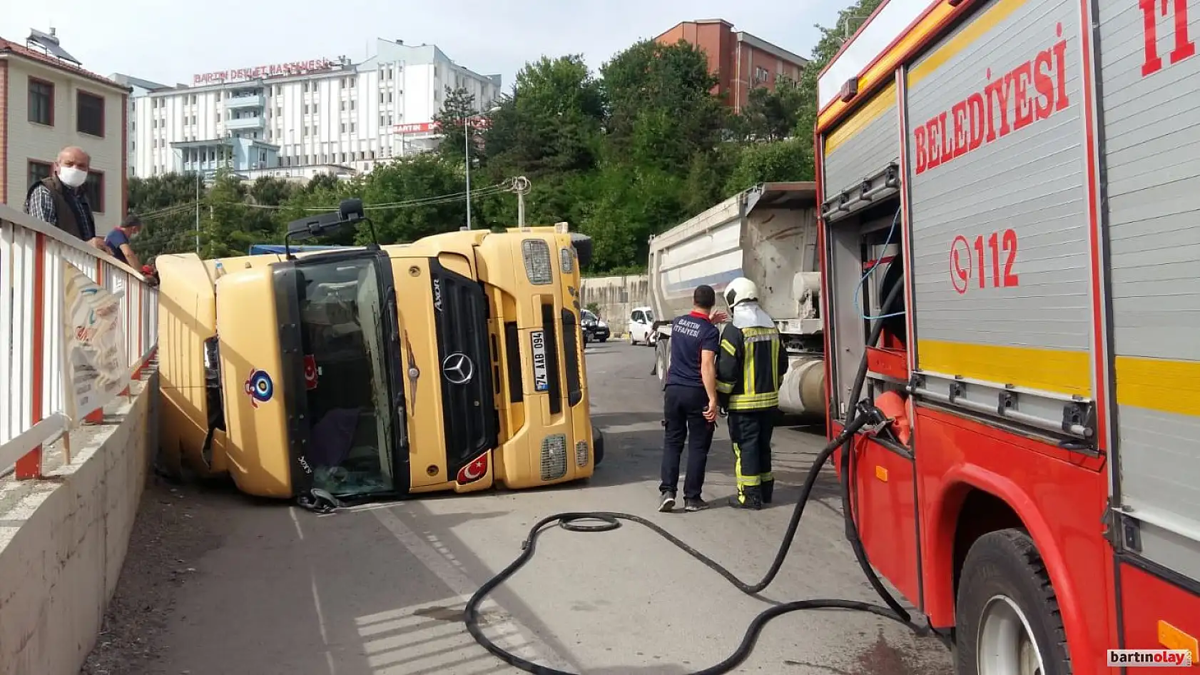 Demir yüklü tır kavşakta devrldi
