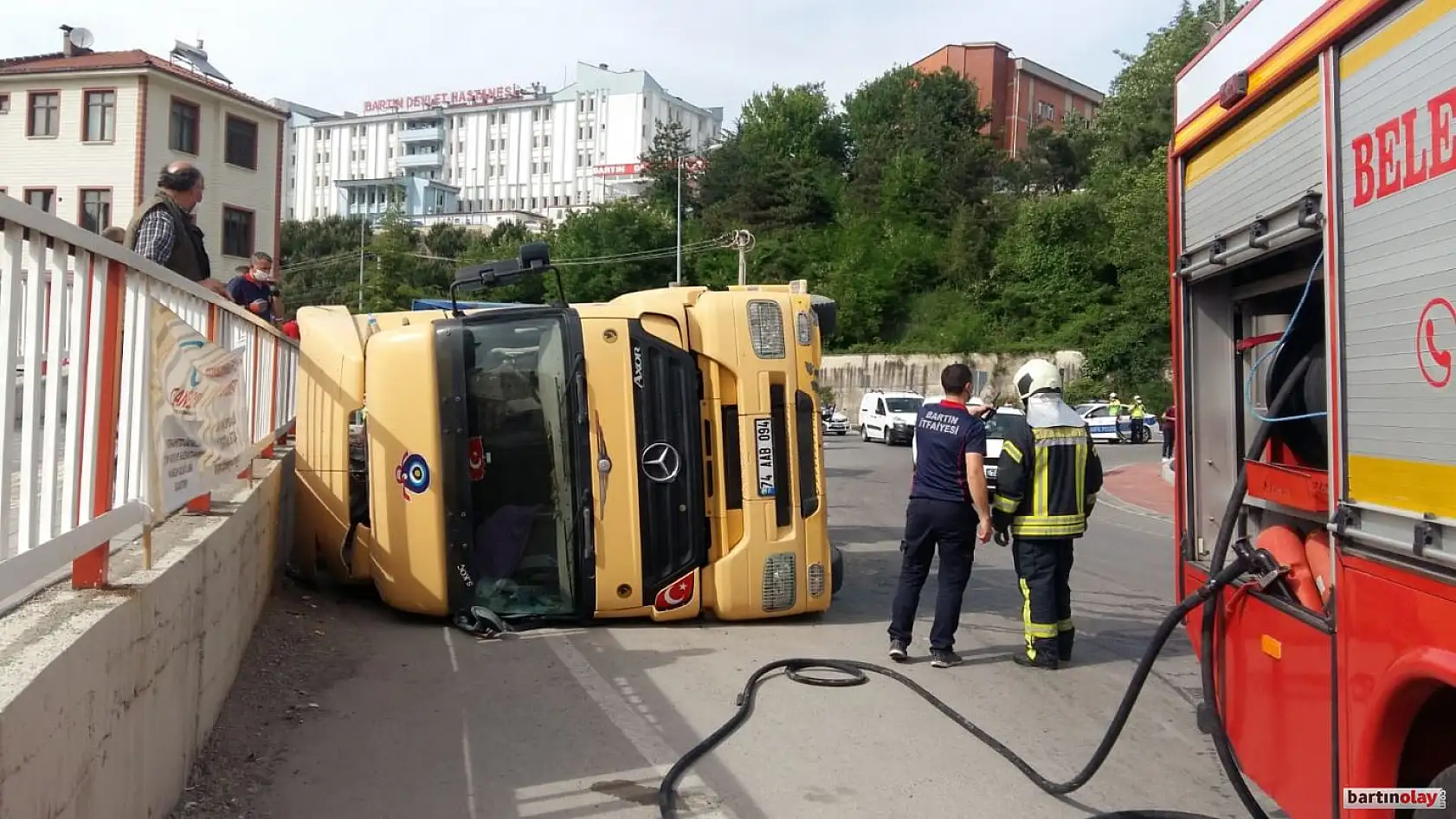 Demir yüklü tır kavşakta devrldi
