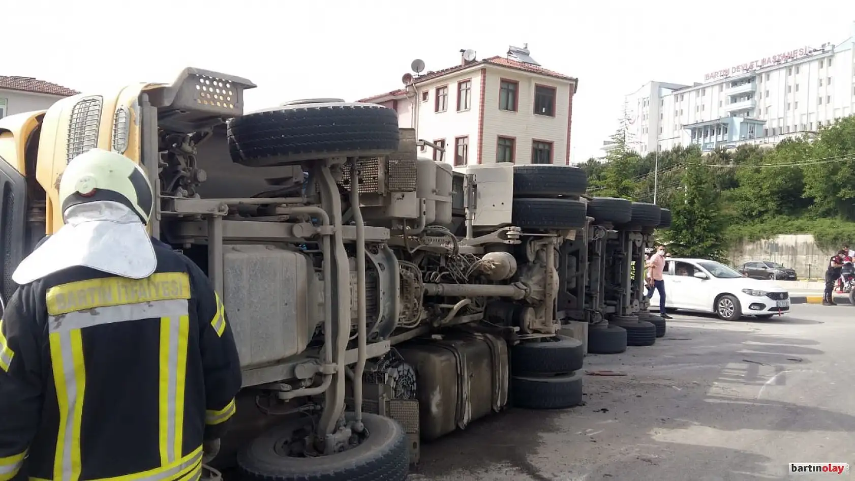 Demir yüklü tır kavşakta devrldi