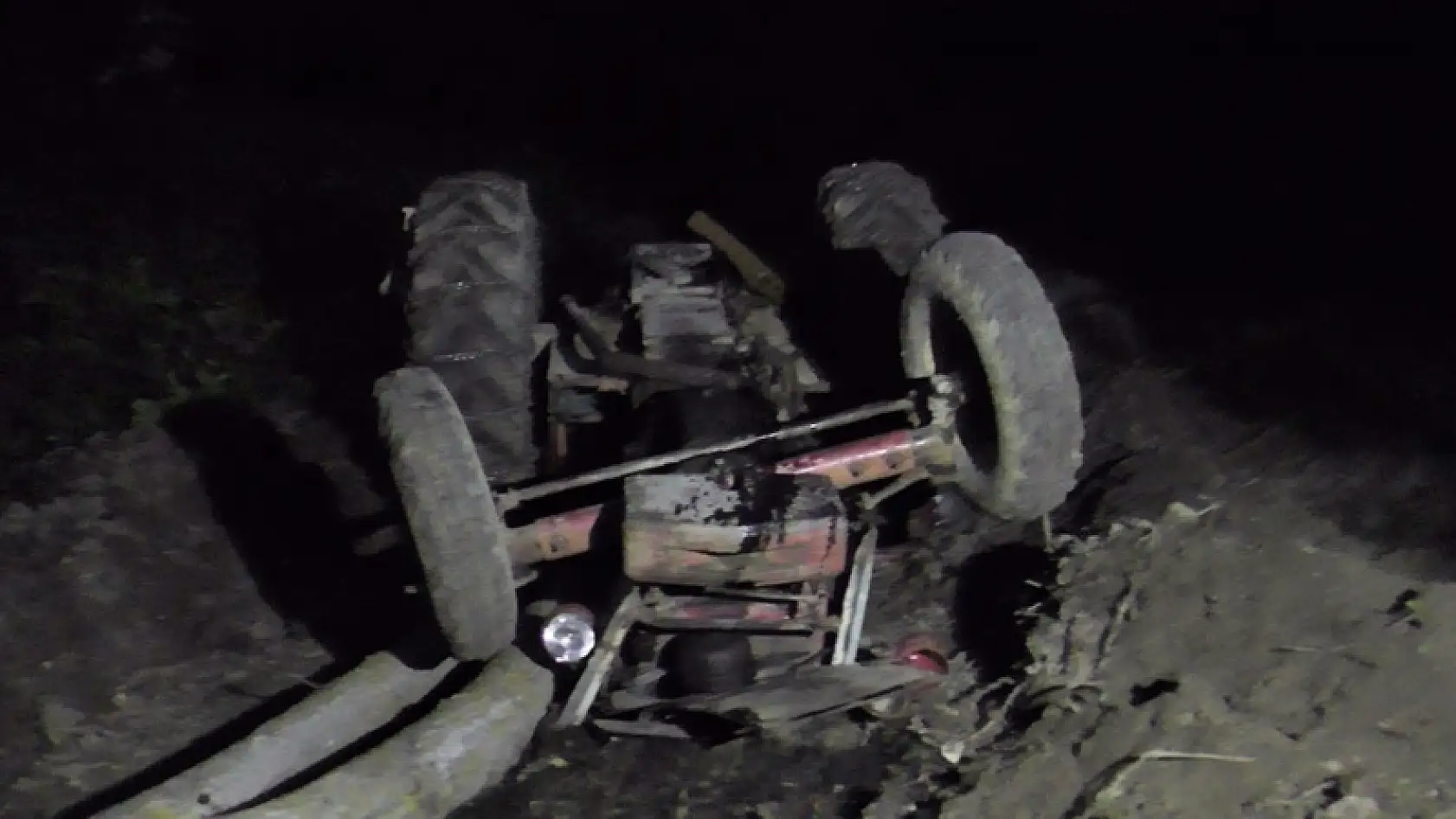 Devrilen traktörün altında can verdi