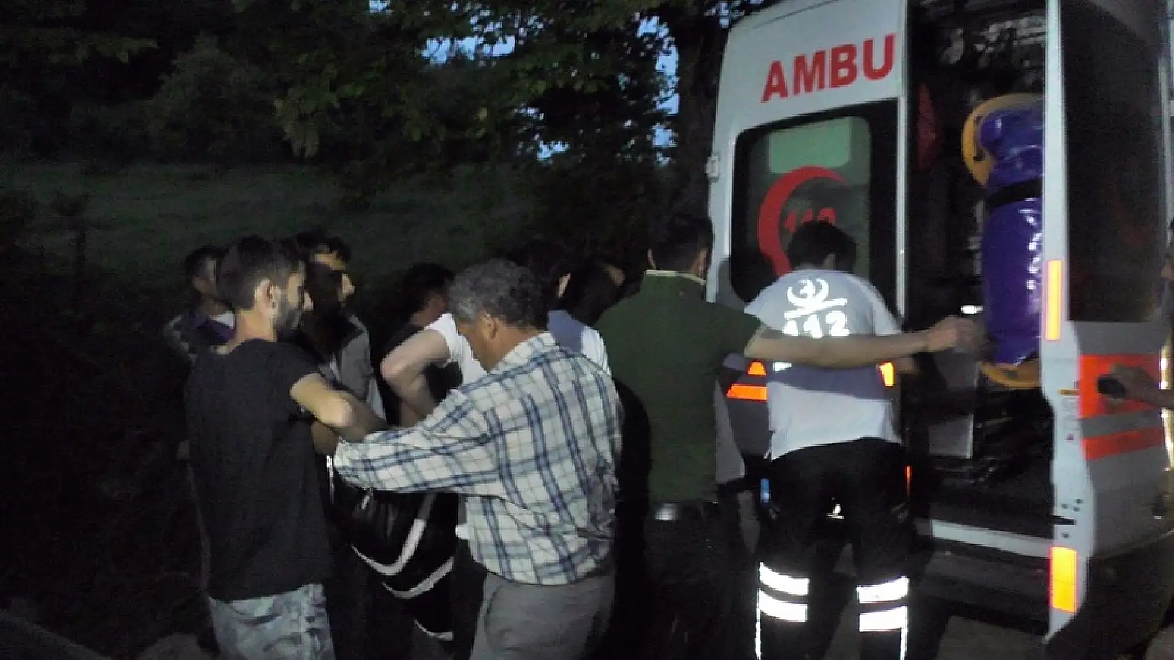 Devrilen traktörün altında can verdi