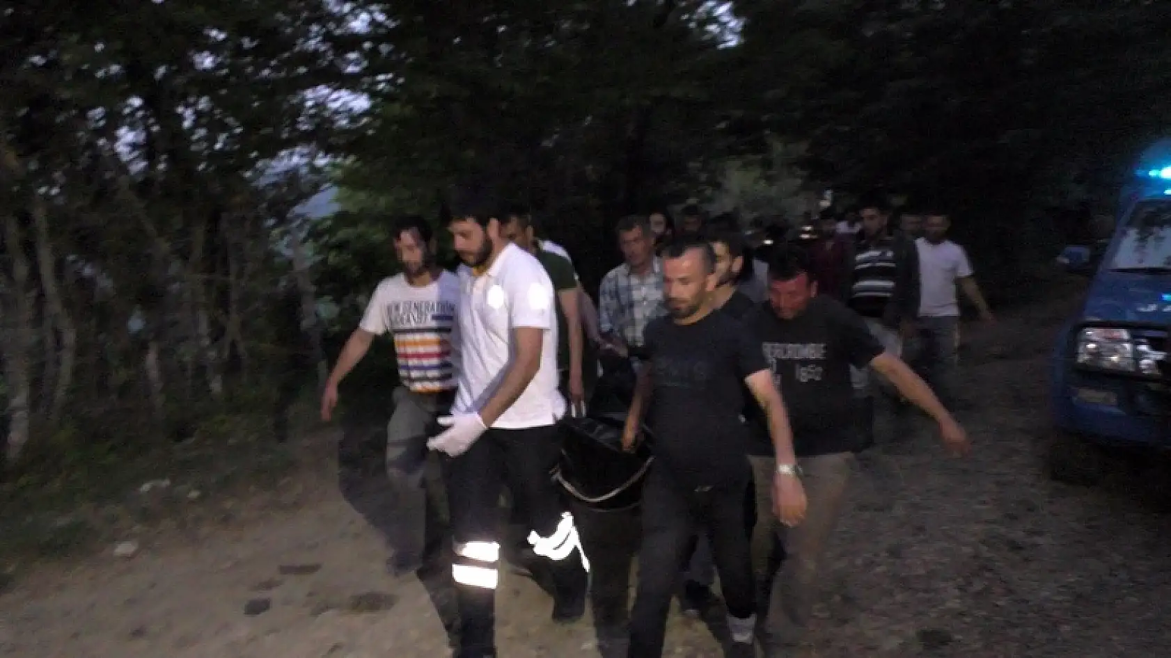 Devrilen traktörün altında can verdi