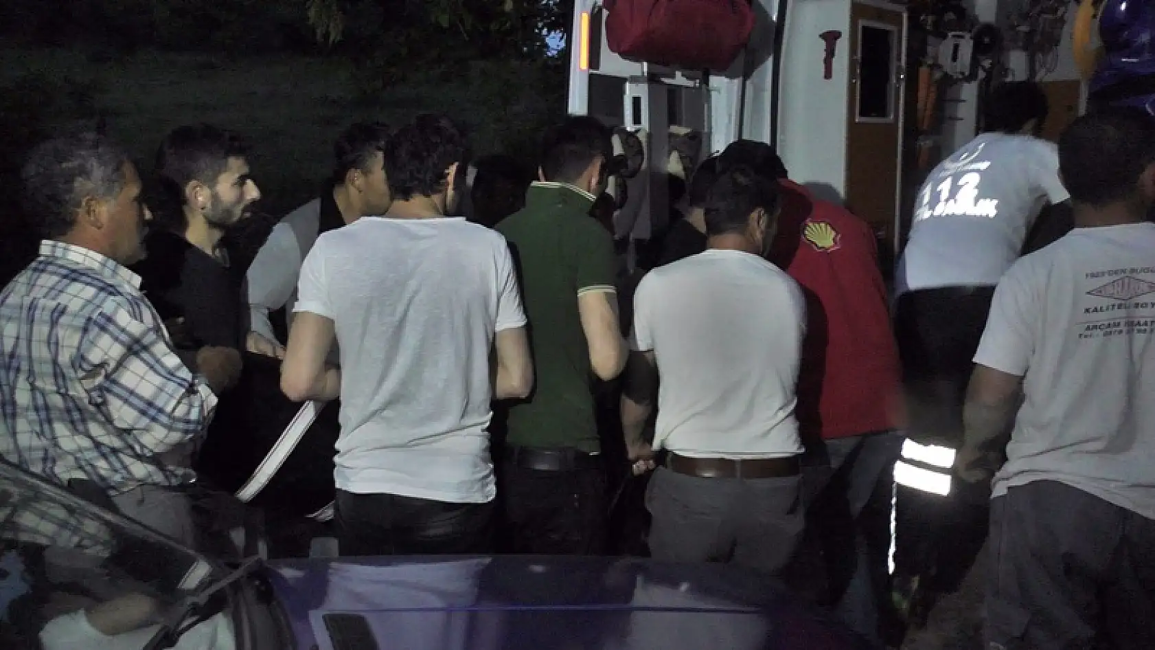 Devrilen traktörün altında can verdi