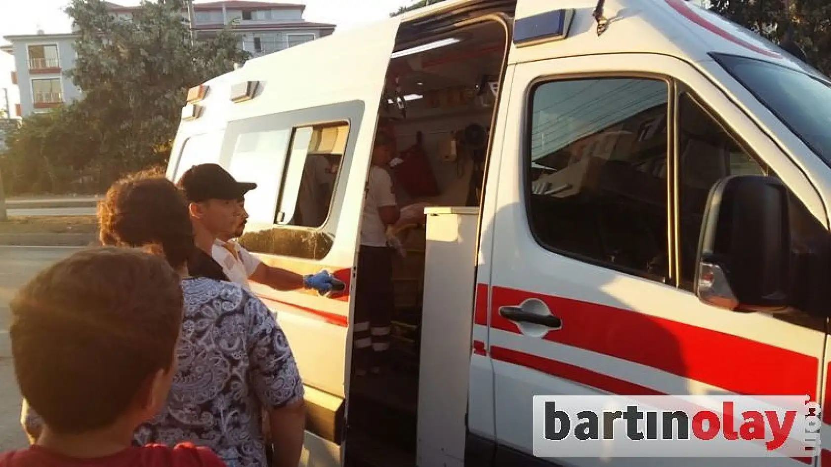 Dikkatsiz açılan kapı kaza yaptırdı