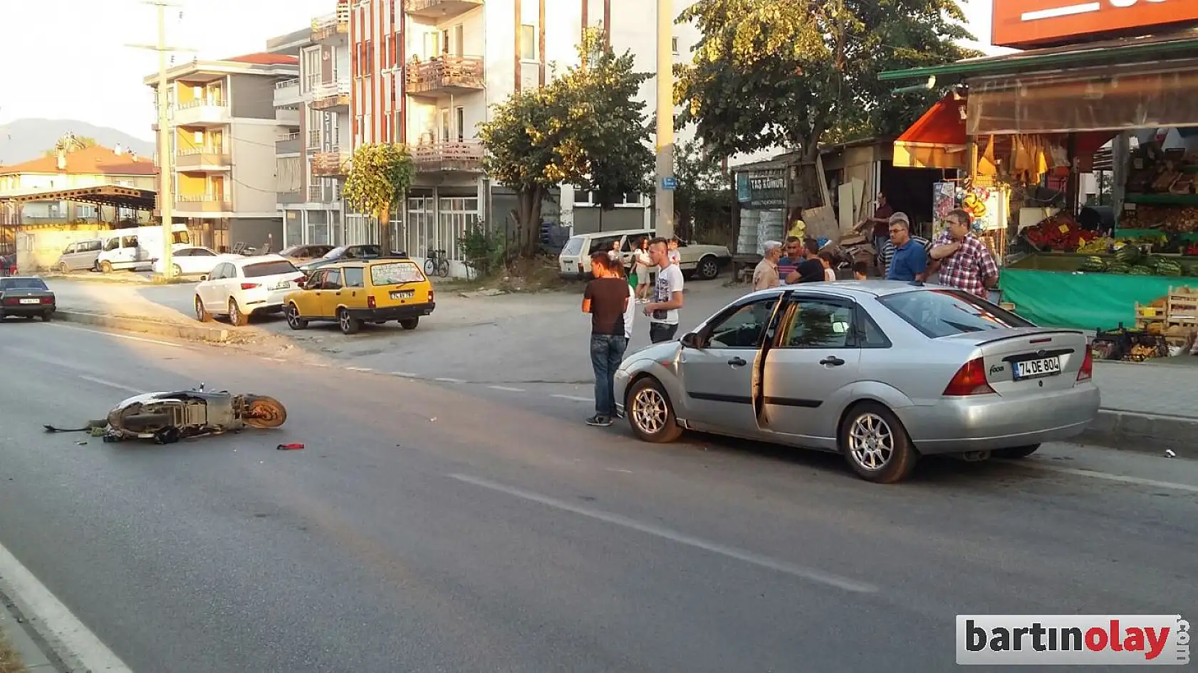 Dikkatsiz açılan kapı kaza yaptırdı