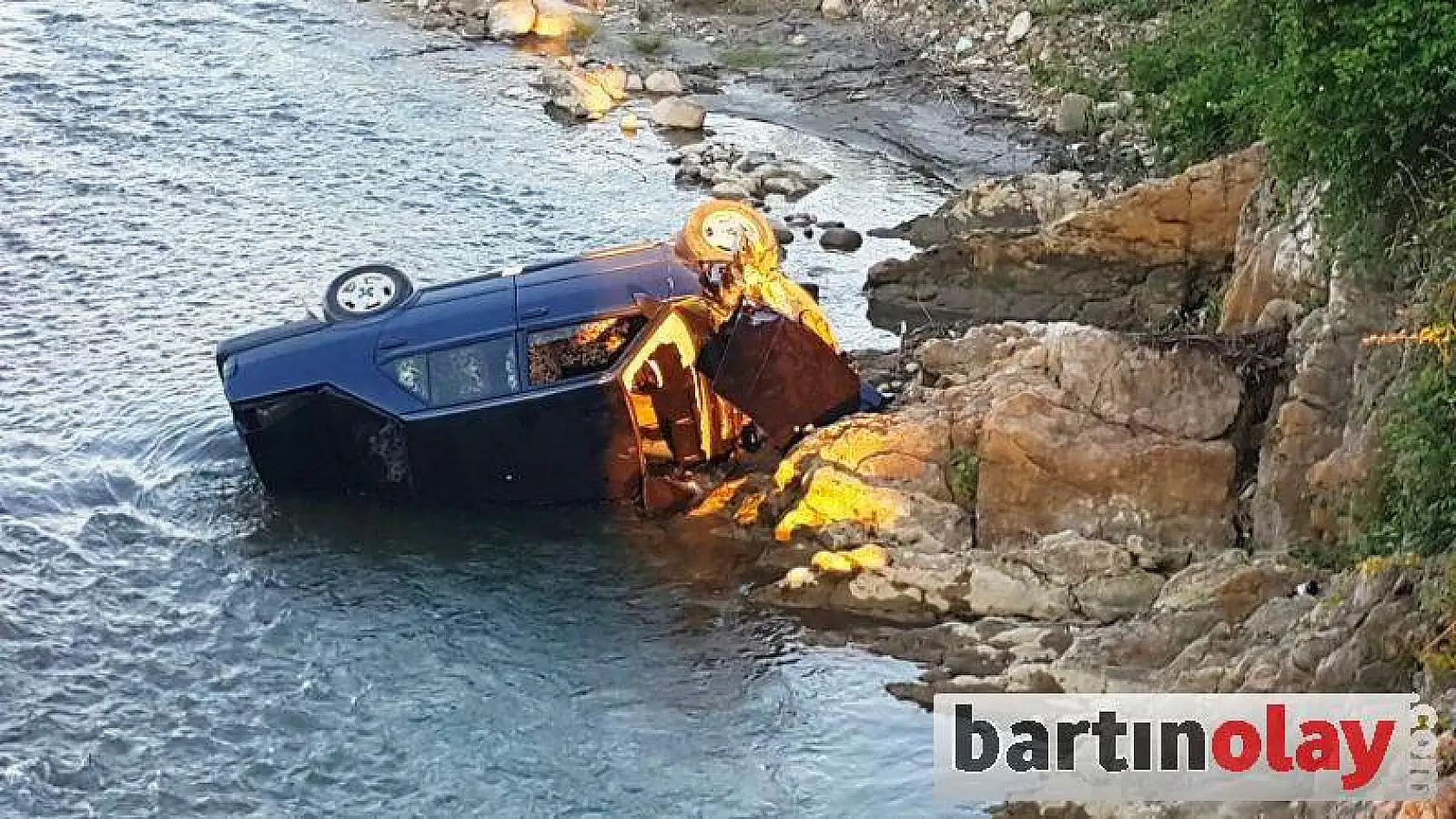 Otomobil ırmağa uçtu: 1 yaralı