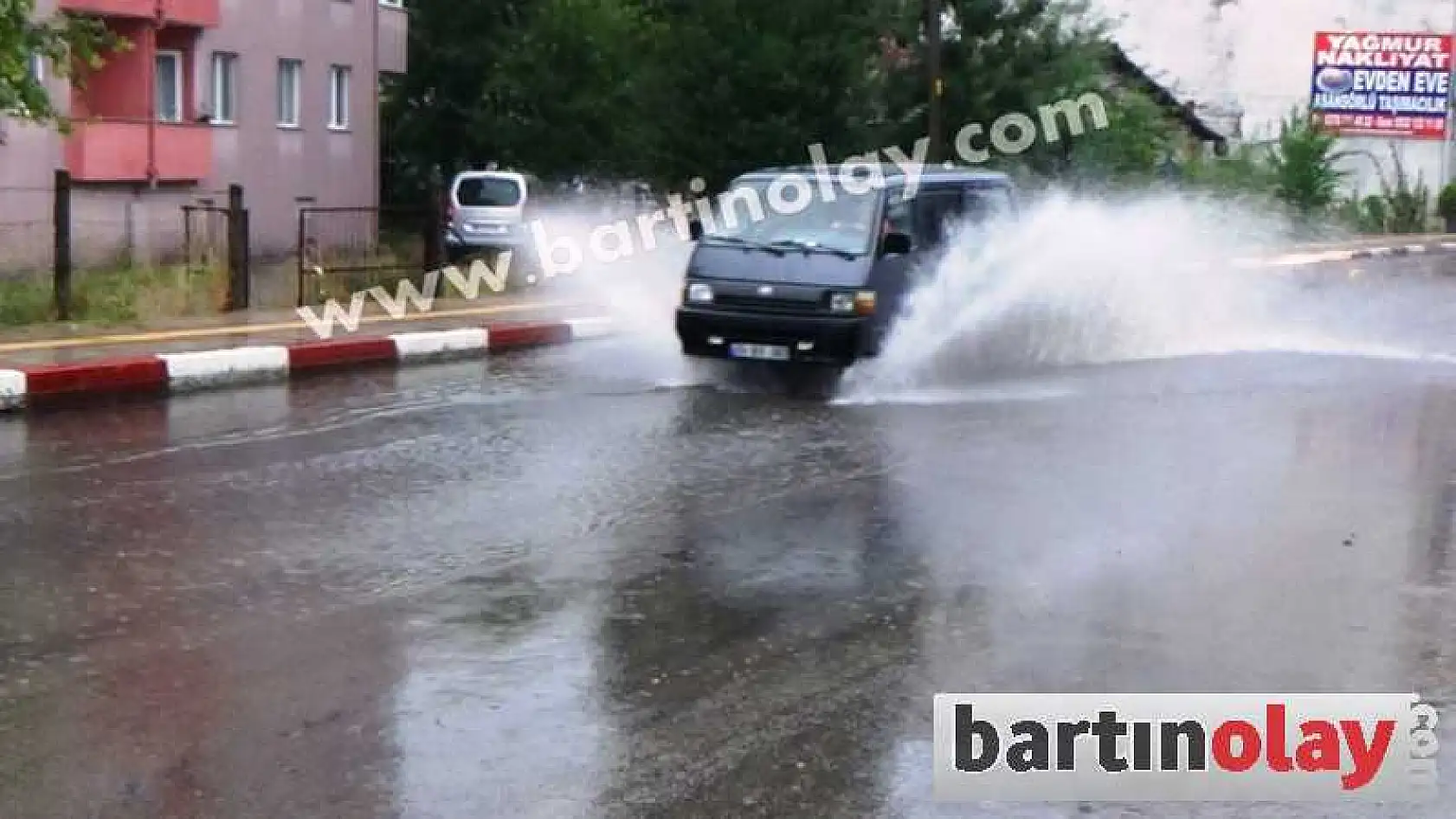 BARTIN GÖK GÜRÜLTÜLÜ SAĞANAK YAĞMURLA UYANDI
