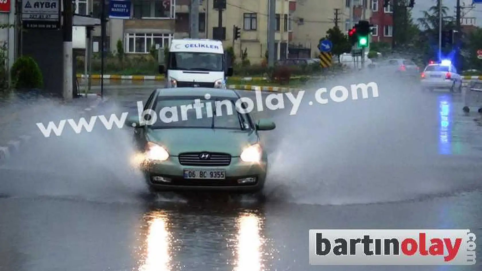 BARTIN GÖK GÜRÜLTÜLÜ SAĞANAK YAĞMURLA UYANDI