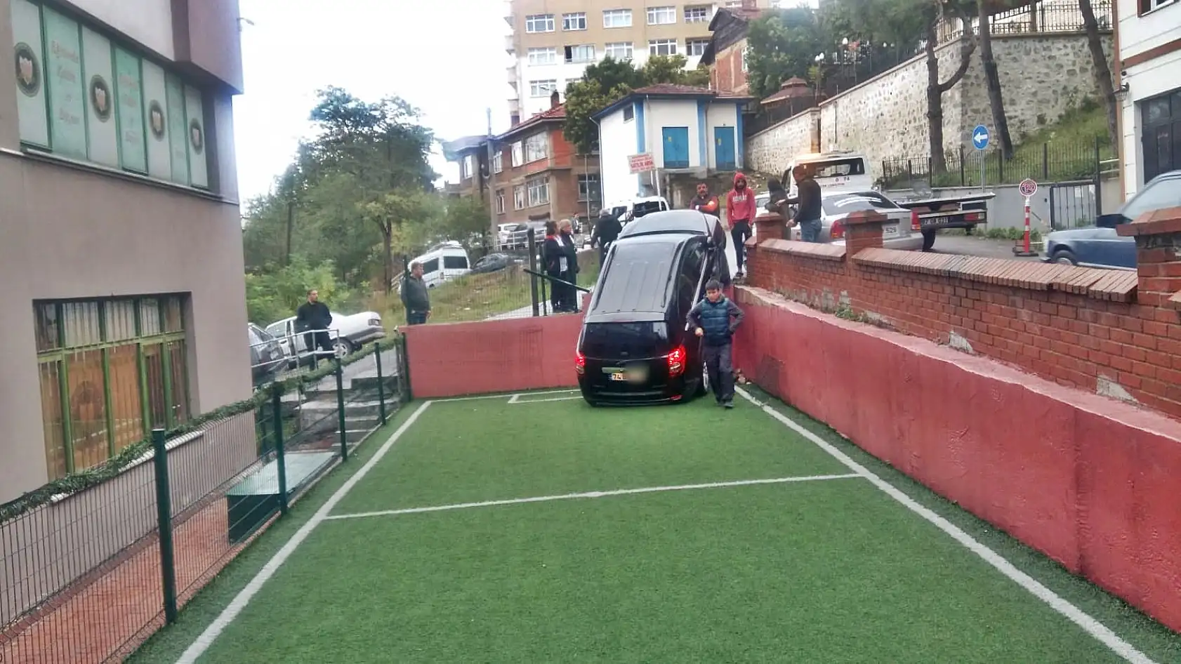 Geri kaydı, okul bahçesine düştü