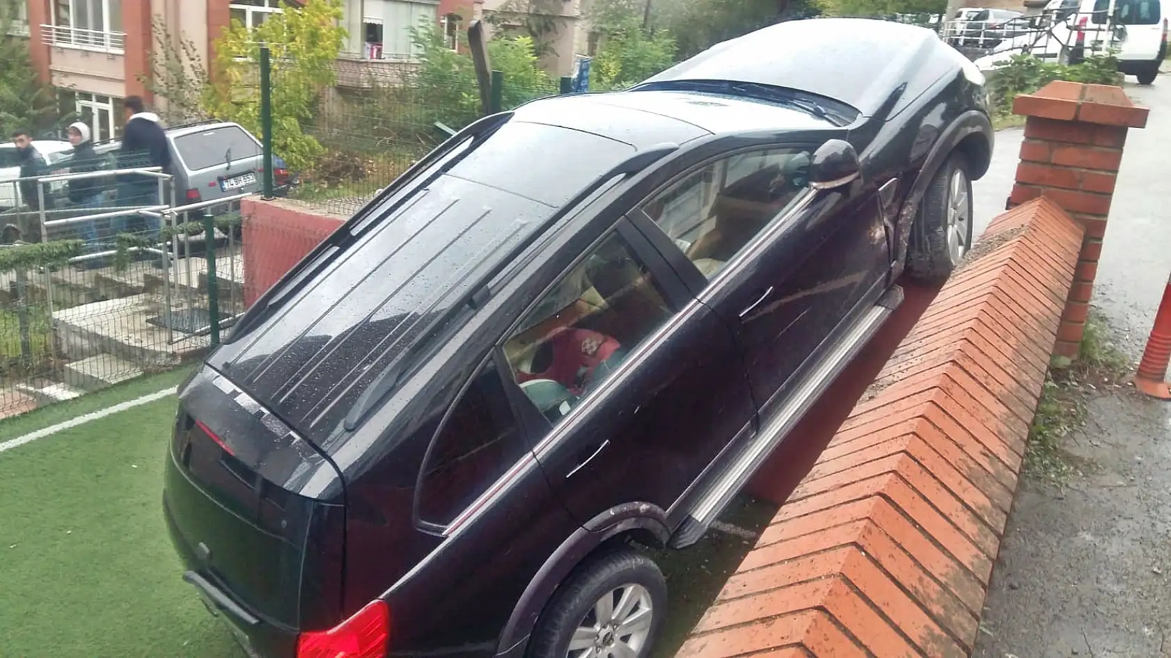 Geri kaydı, okul bahçesine düştü