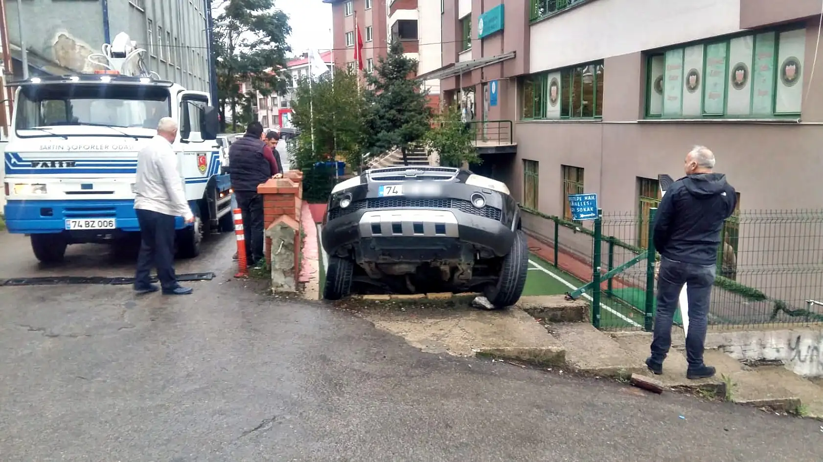 Geri kaydı, okul bahçesine düştü