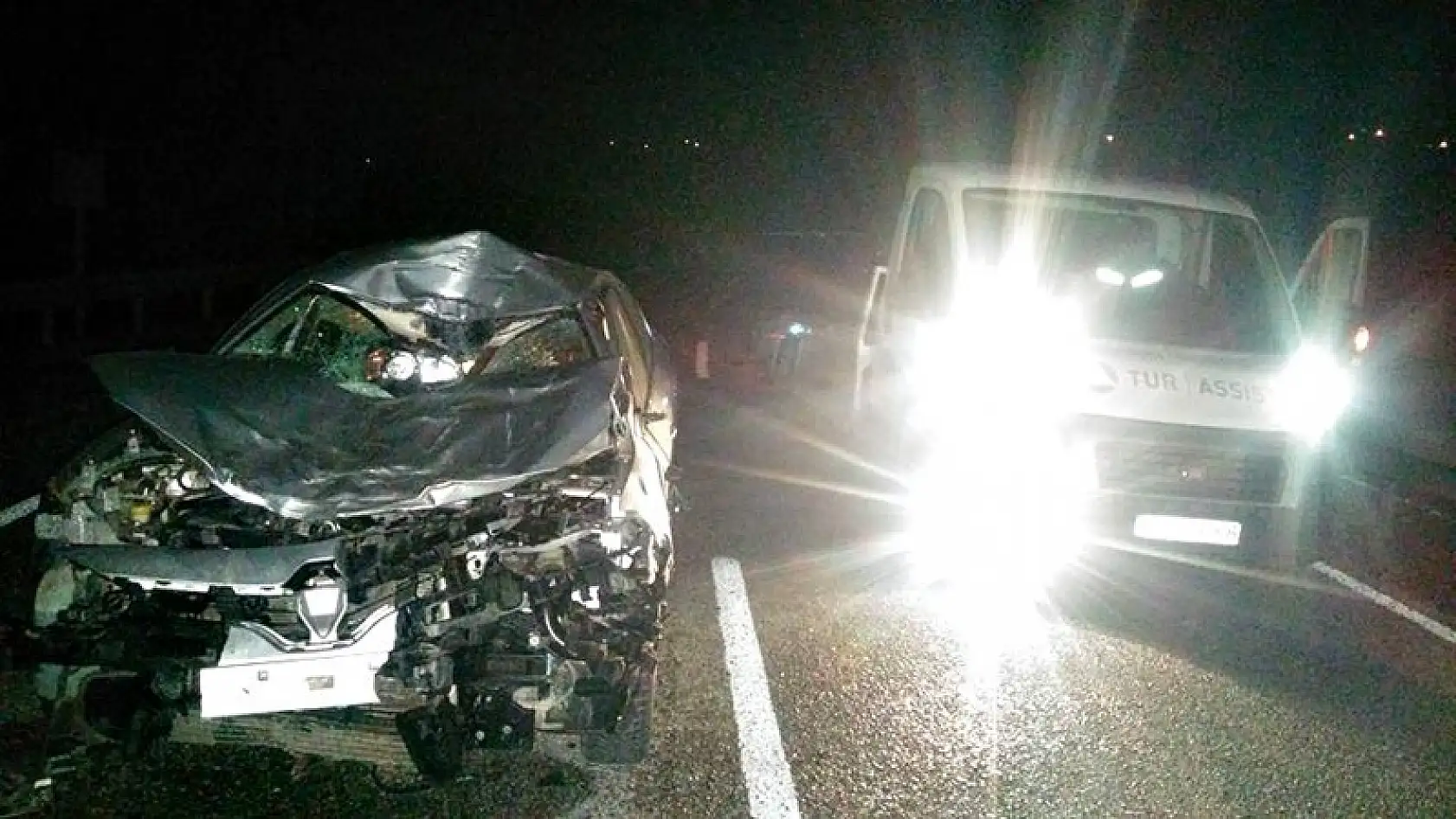 Hayvana çarpan otomobil hurdaya döndü, 1 yaralı