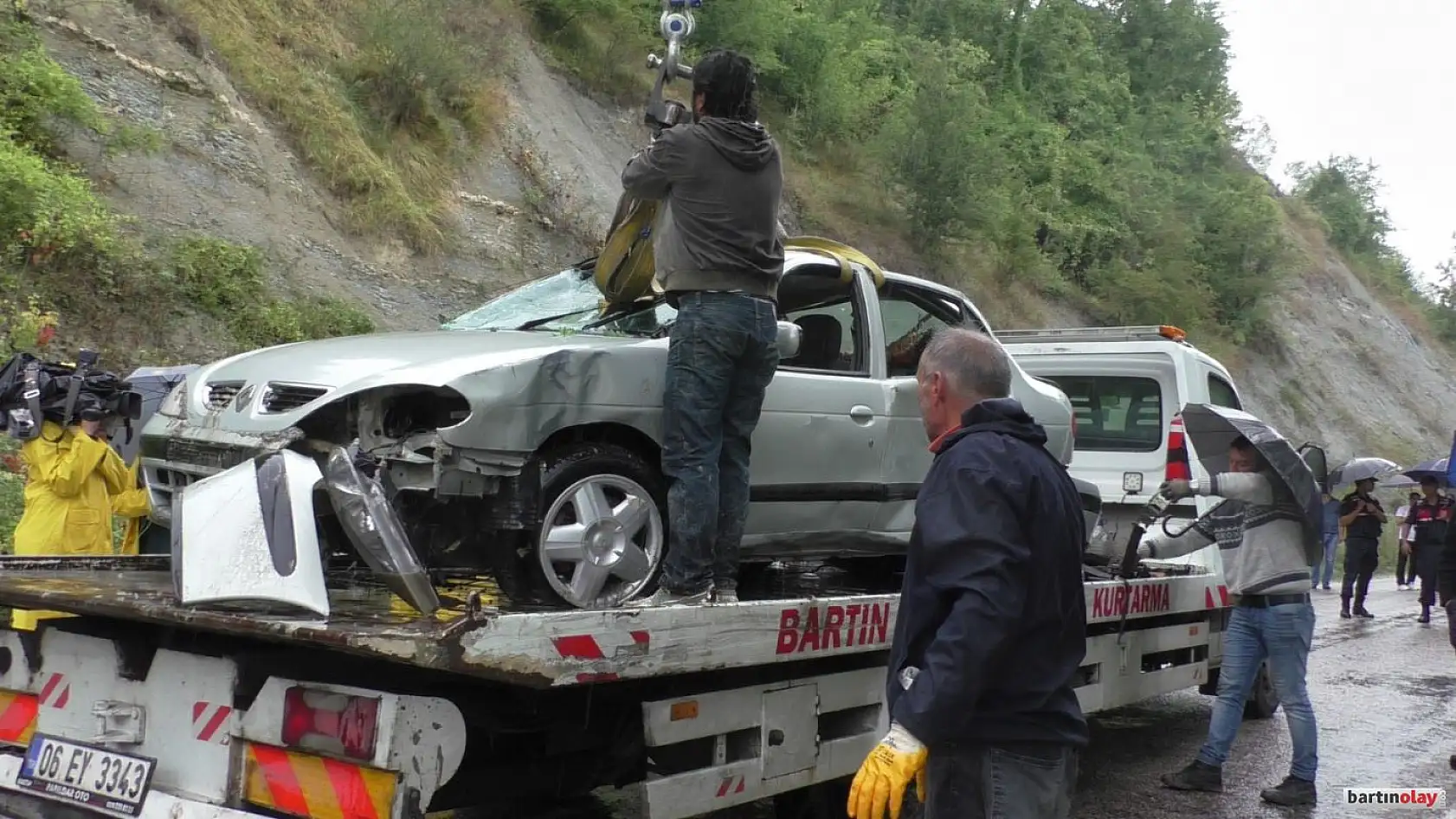 İçinde 4 kişinin boğulduğu otomobil sudan çıkartıldı