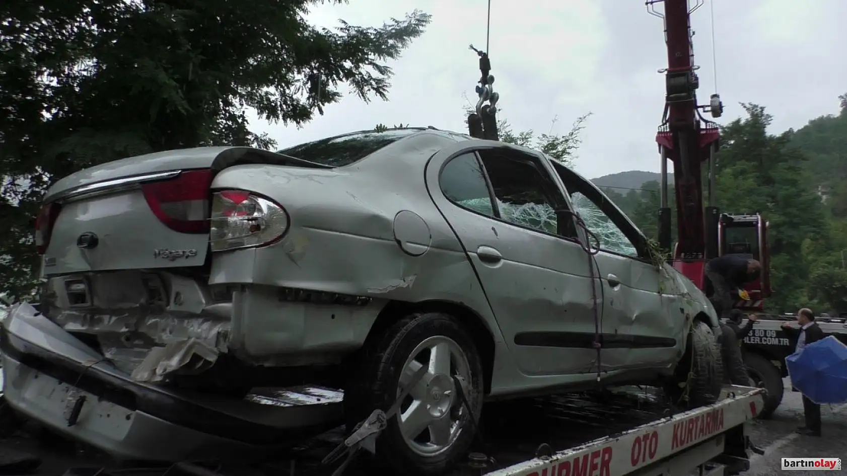 İçinde 4 kişinin boğulduğu otomobil sudan çıkartıldı