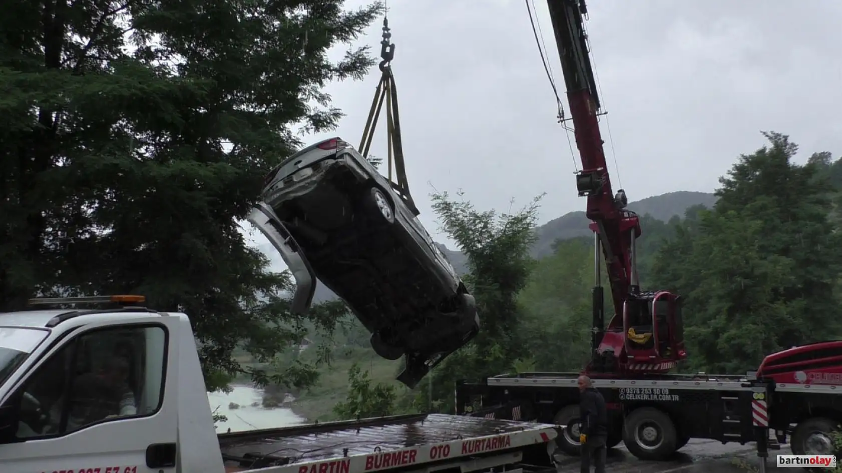 İçinde 4 kişinin boğulduğu otomobil sudan çıkartıldı