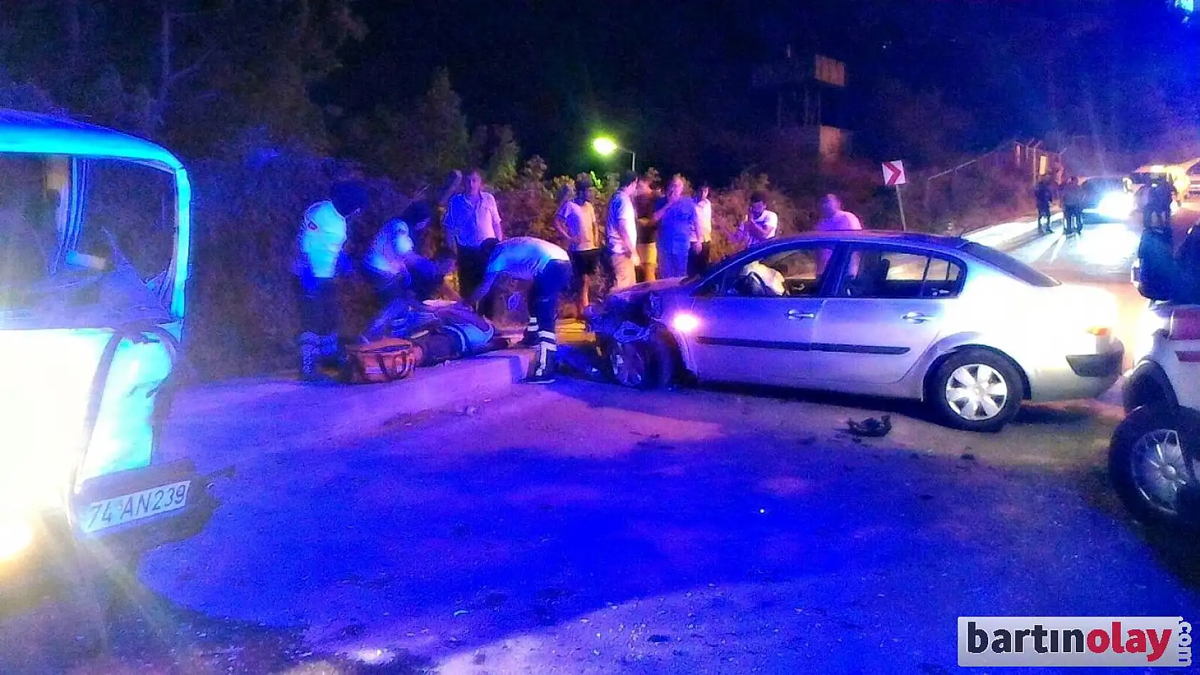 İki araç kafa kafaya çarpıştı