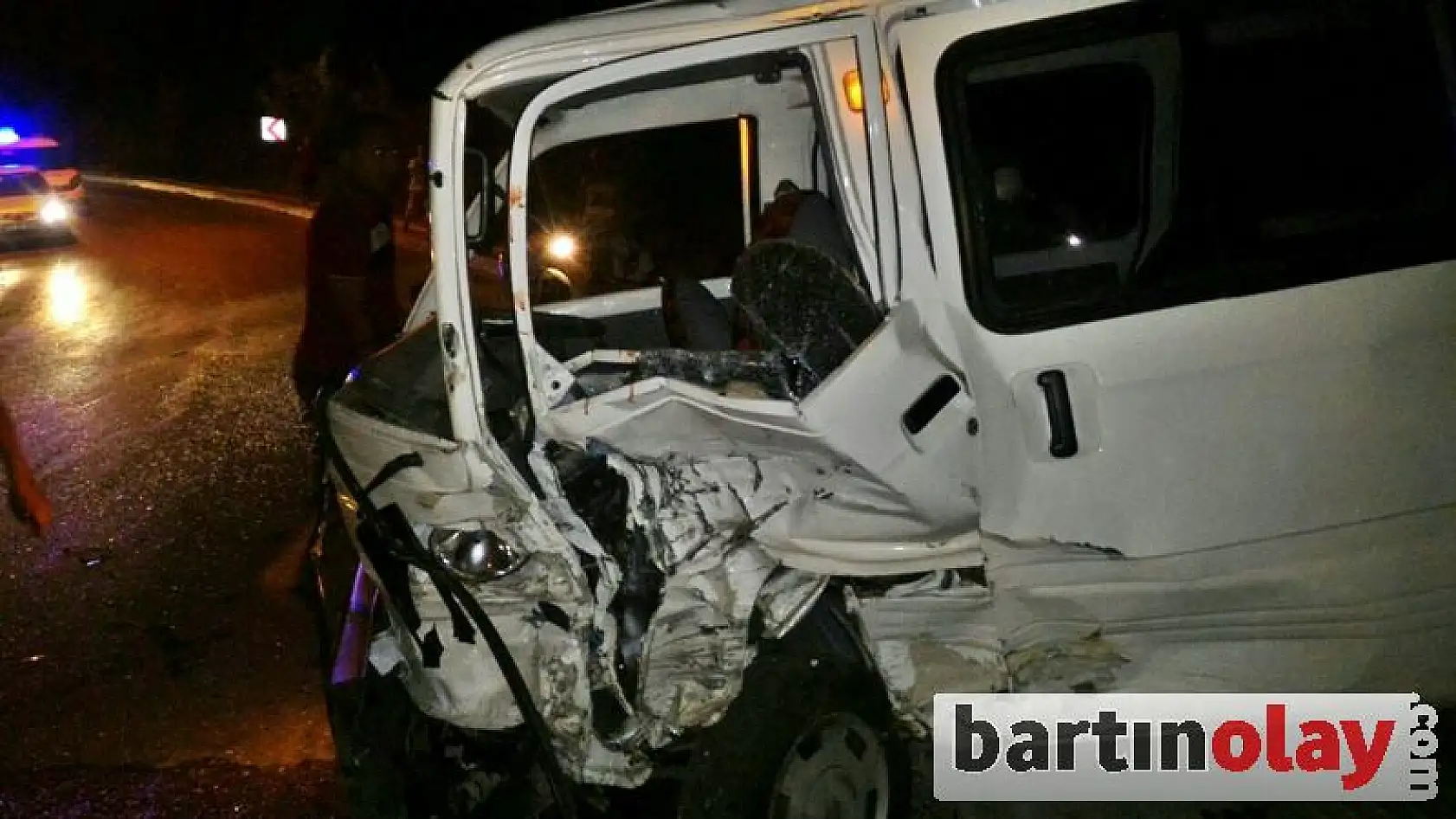 İki araç kafa kafaya çarpıştı