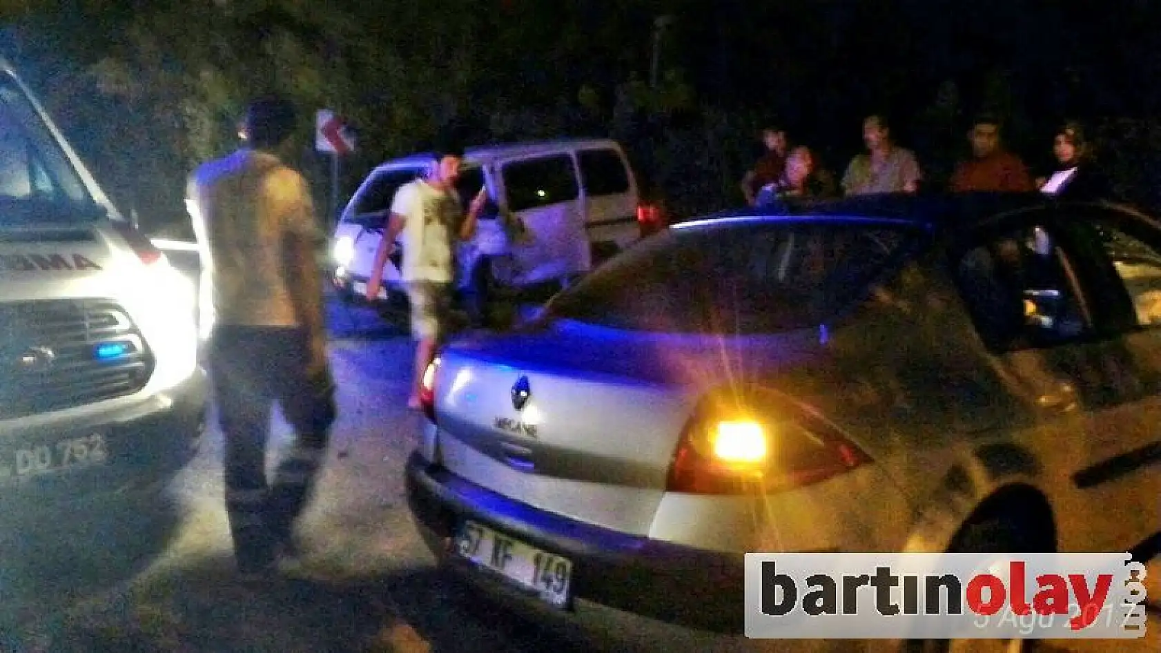 İki araç kafa kafaya çarpıştı