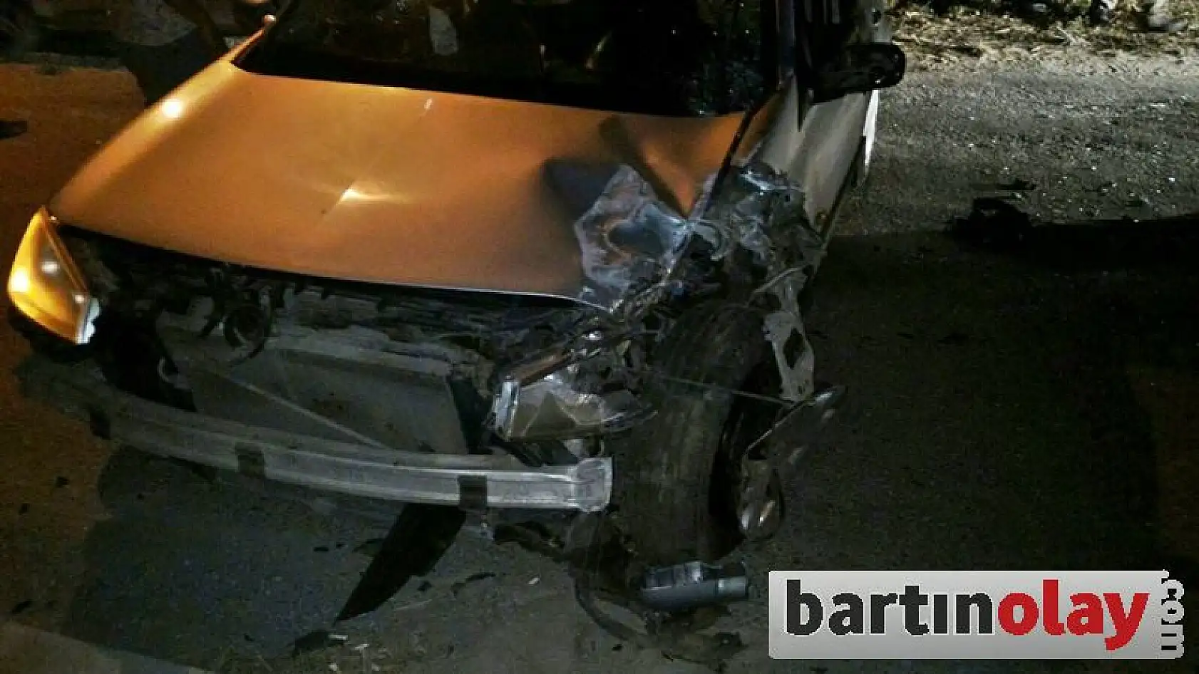 İki araç kafa kafaya çarpıştı