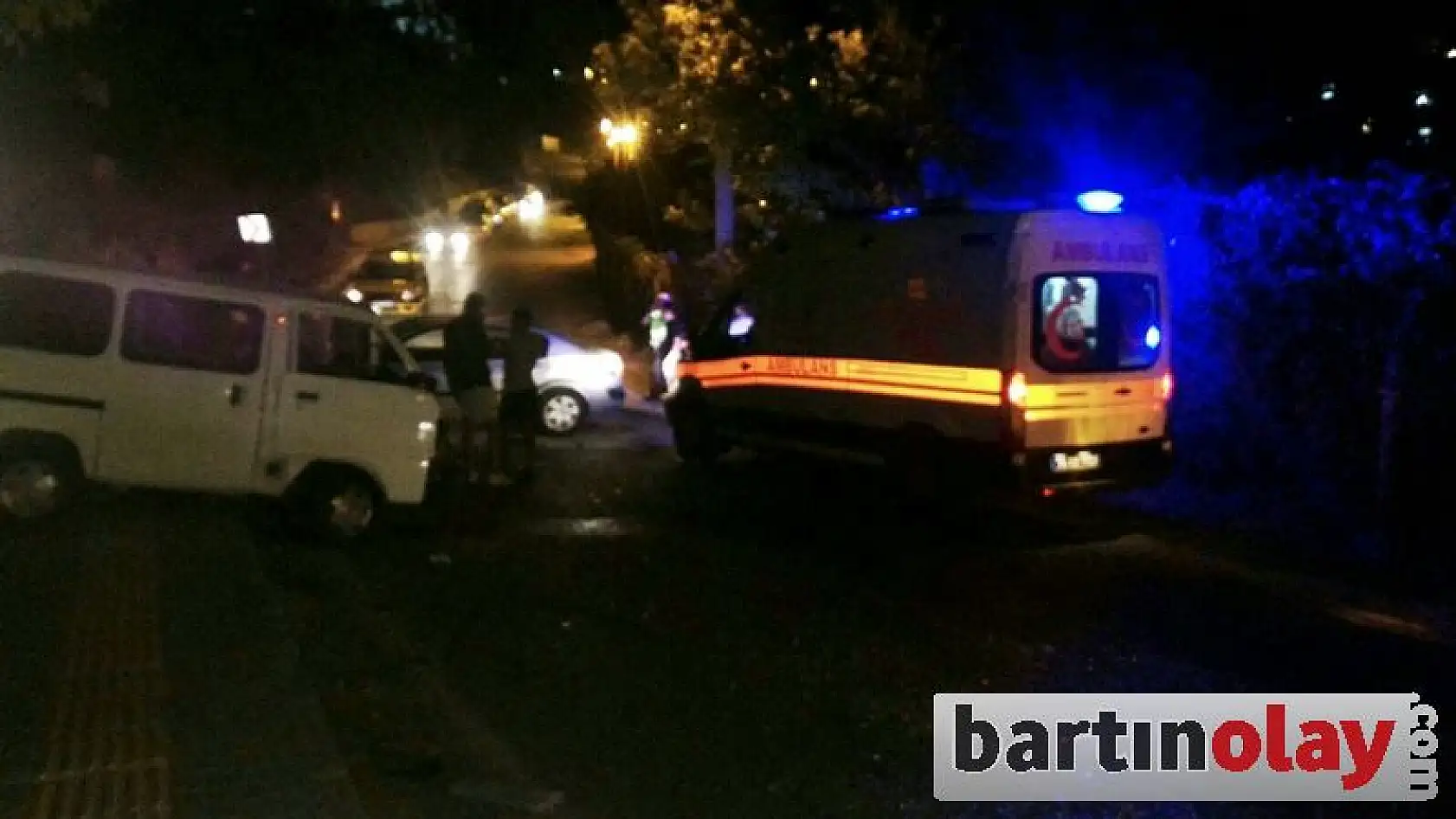 İki araç kafa kafaya çarpıştı