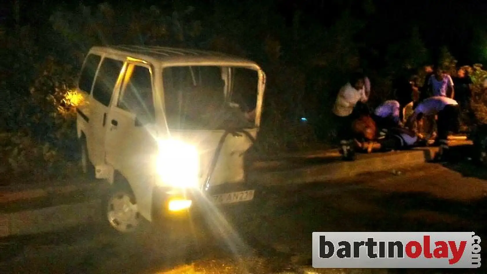 İki araç kafa kafaya çarpıştı