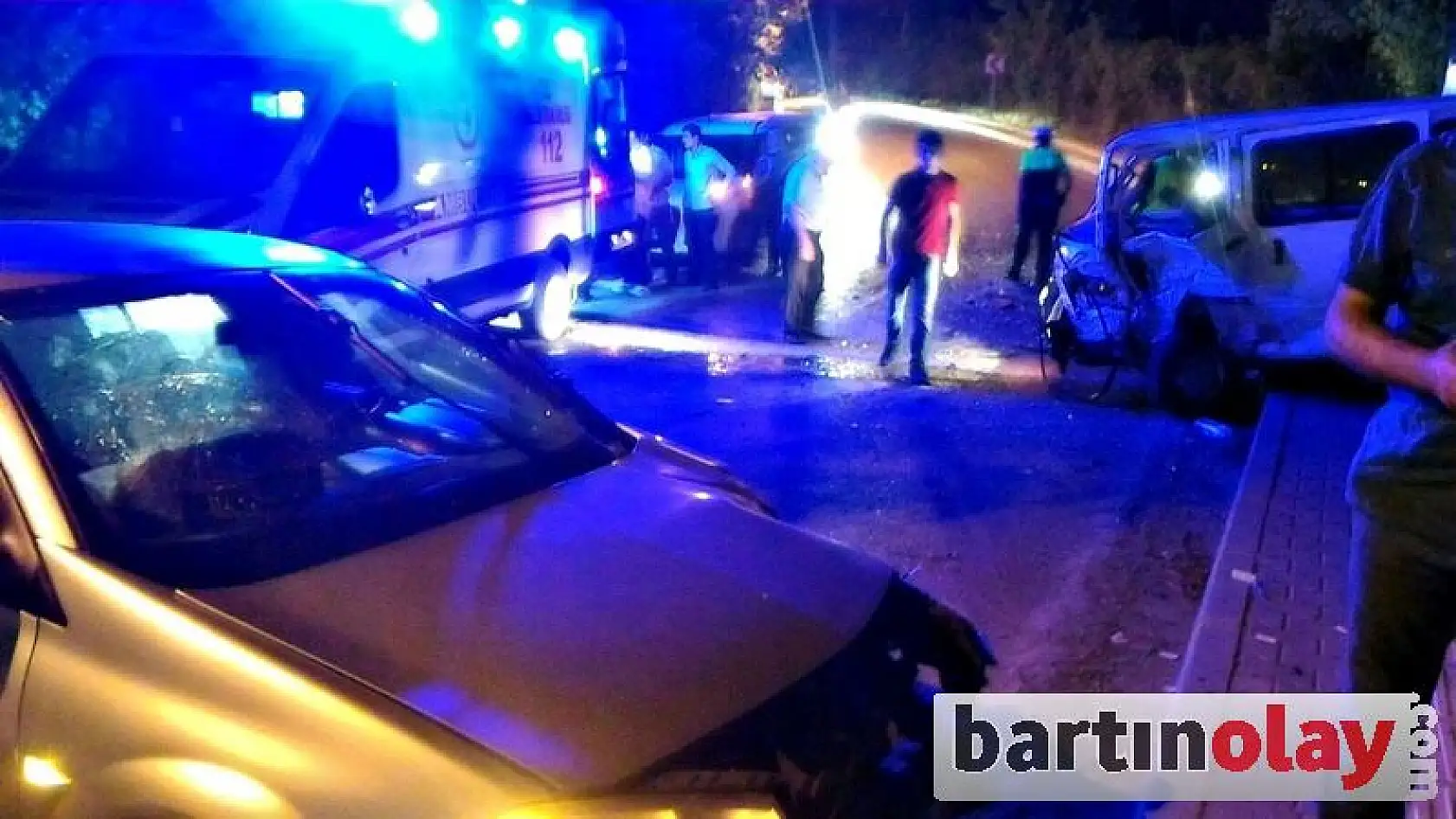 İki araç kafa kafaya çarpıştı