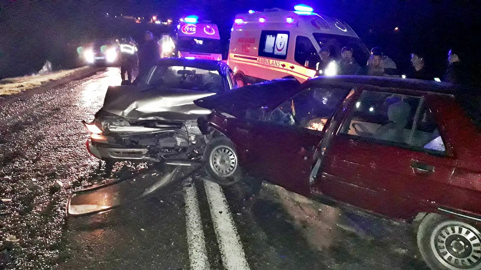 İki otomobil çarpıştı, 1 ölü 2 yaralı