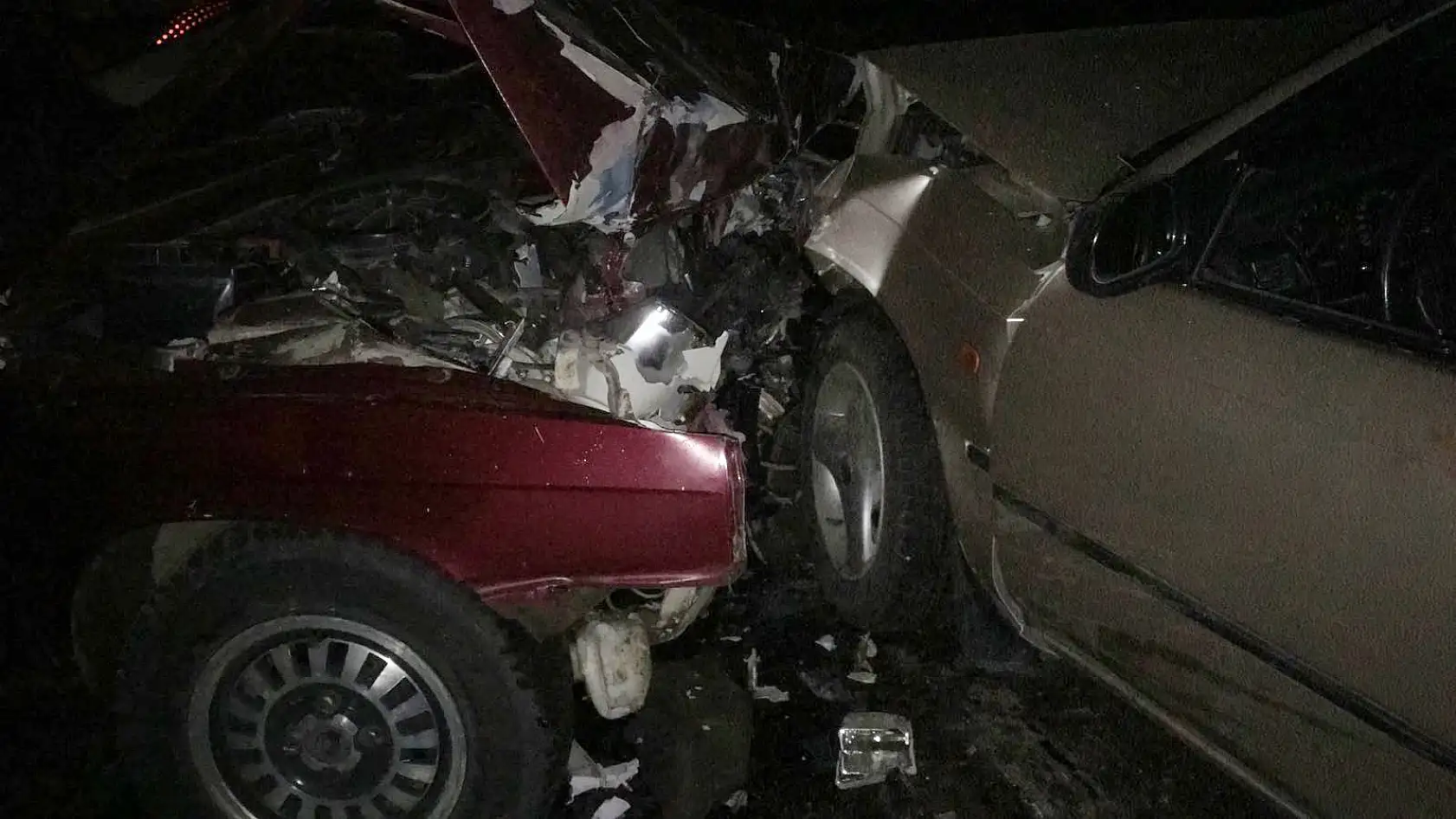 İki otomobil çarpıştı, 1 ölü 2 yaralı